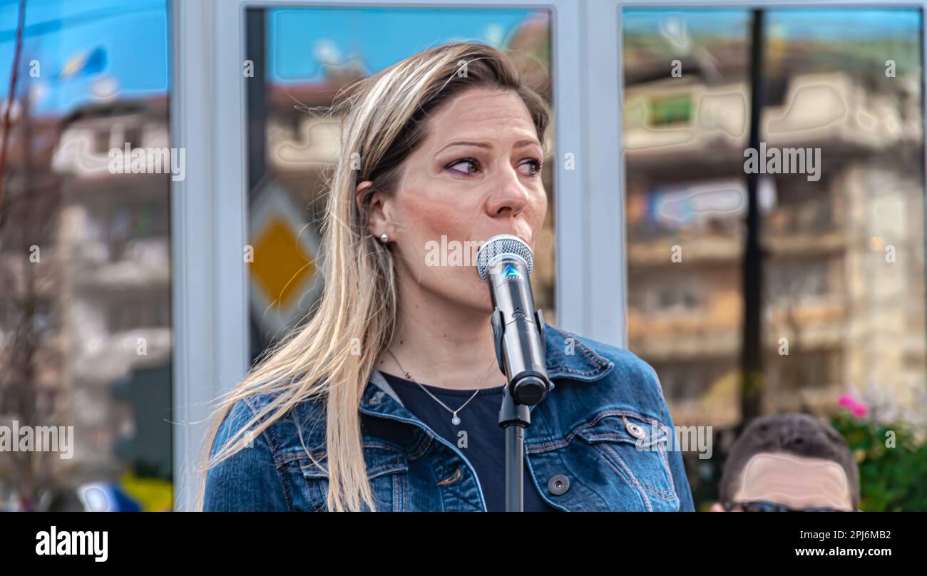 Die Bürger protestieren vor dem OHR-Gebäude gegen die Änderung des Wahlgesetzes in Bosnien und Herzegowina Stockfoto