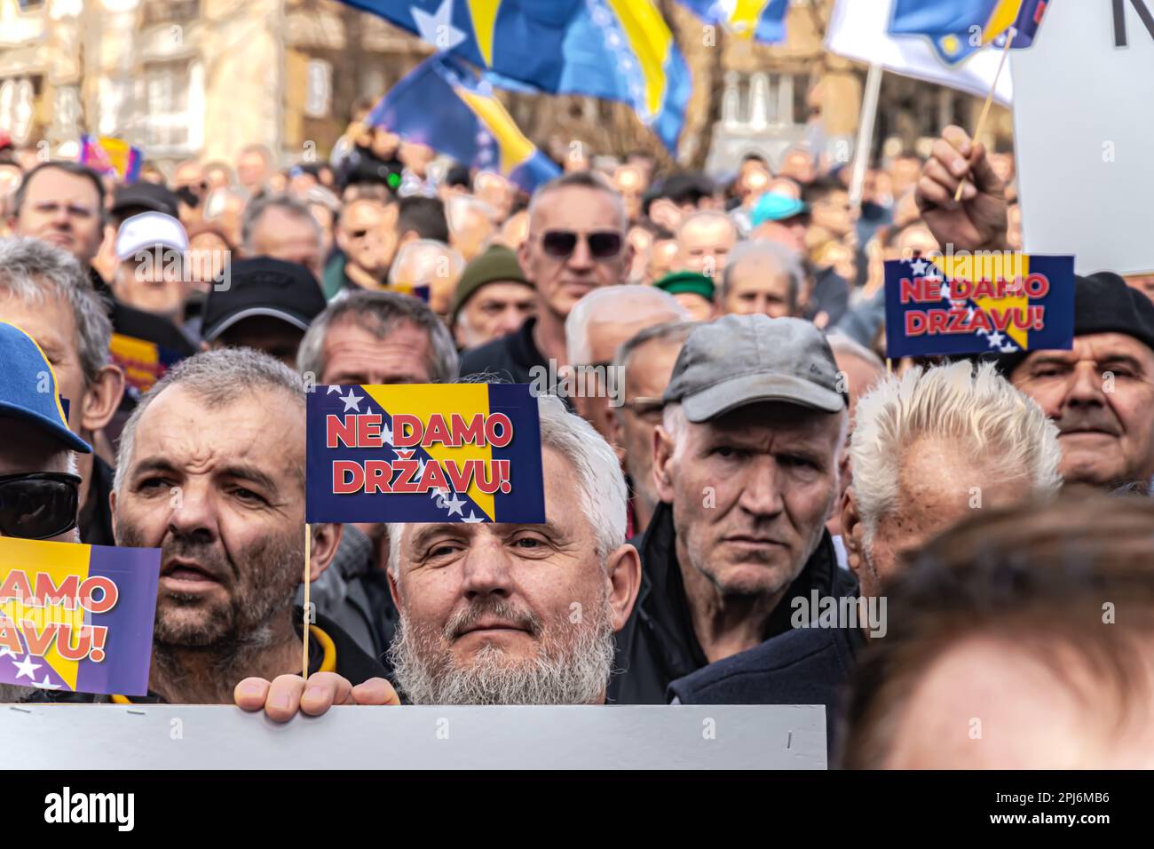 Die Bürger protestieren vor dem OHR-Gebäude gegen die Änderung des Wahlgesetzes in Bosnien und Herzegowina Stockfoto