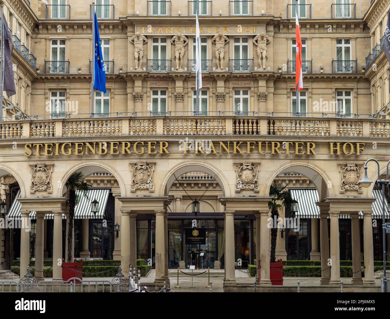 Steigenberger Icon Frankfurter Hof Luxushotel in der Innenstadt. Das Äußere eines antiken Gebäudes mit traditionellen Elementen in der Architektur. Stockfoto