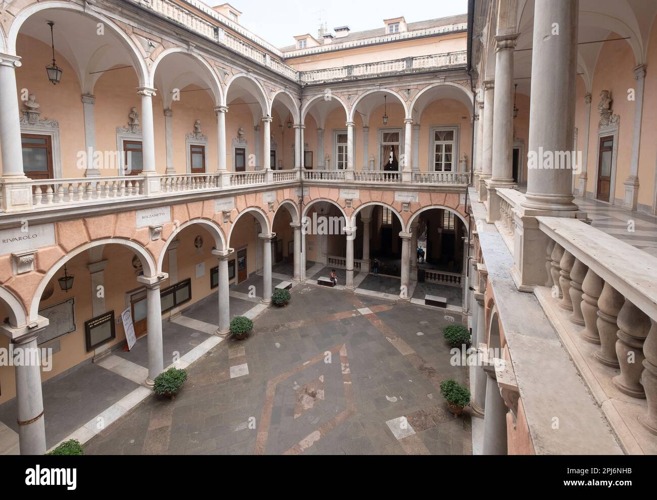 Innenhof des Palazzo Doria Tursi Palastes in Strada Nuova. Genua, Italien Stockfoto