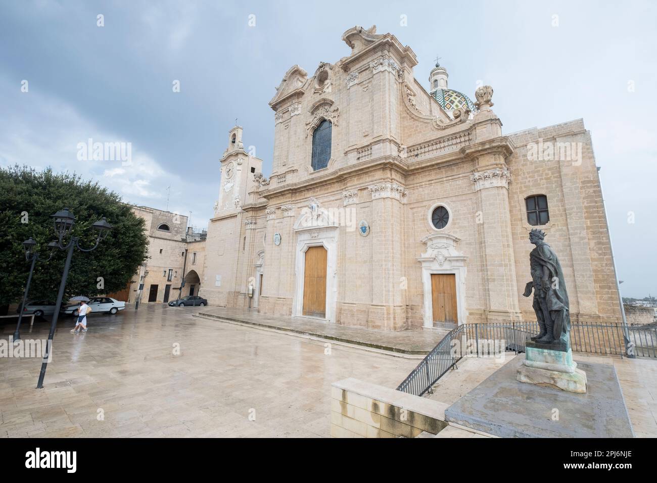Blick auf die Kathedrale Santa Maria Assunta in den Straßen von Oria, Apulien, Italien Stockfoto