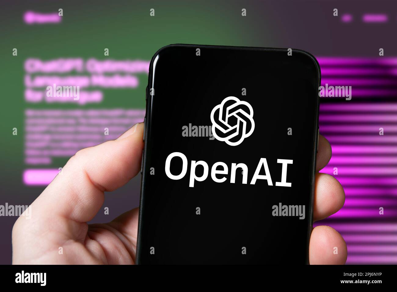 Bildschirm eines Smartphones mit OpenAI Firmenlogo, ChatGPT, KI-Tool, künstlicher Intelligenz. Mann, der die OpenAI-Website auf einem Mobiltelefon nutzt Stockfoto