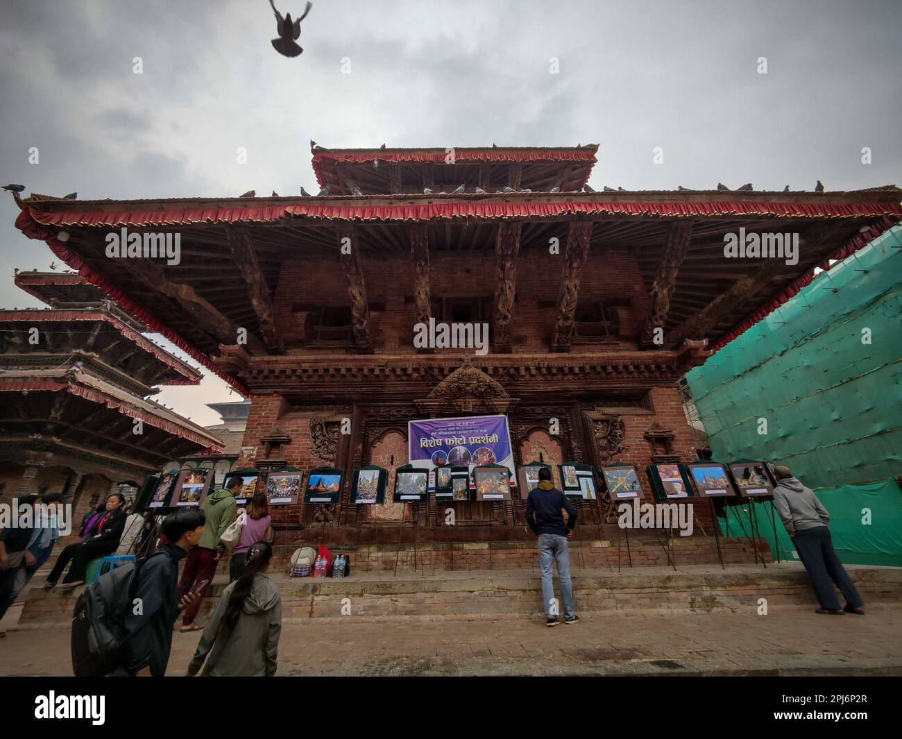 Kathmandu, Bagmati, Nepal. 31. März 2023. Besucher besuchen eine Fotoausstellung anlässlich des Seto Machhindranath Chariot Festivals, das vom Nepal Forum of Photojournalists, NFPJ Nepal, am 31. März 2023 in Kathmandu, Nepal organisiert wird. (Kreditbild: © Sunil Sharma/ZUMA Press Wire) NUR REDAKTIONELLE VERWENDUNG! Nicht für den kommerziellen GEBRAUCH! Kredit: ZUMA Press, Inc./Alamy Live News Stockfoto