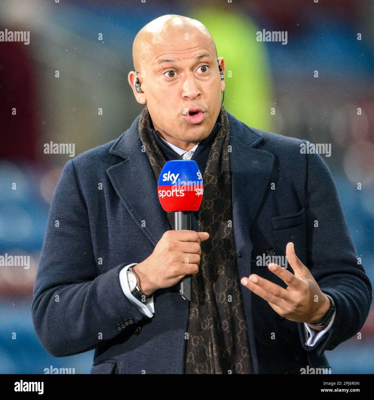 Chris Iwelumo, ehemaliger Profi-Fußballer bei Sky Television Before the Sky Bet Championship Match Burnley vs Sunderland in Turf Moor, Burnley, Großbritannien, 31. März 2023 (Foto: Ben Roberts/News Images) Stockfoto