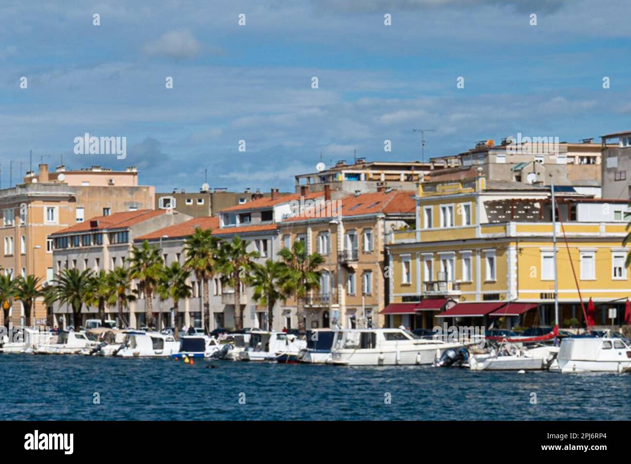 L'une des Principales Attraktionen de la ville est l'Université pont de la ville, qui relie la vieille ville de Zadar à la péninsule de Novi Vinodolski Stockfoto