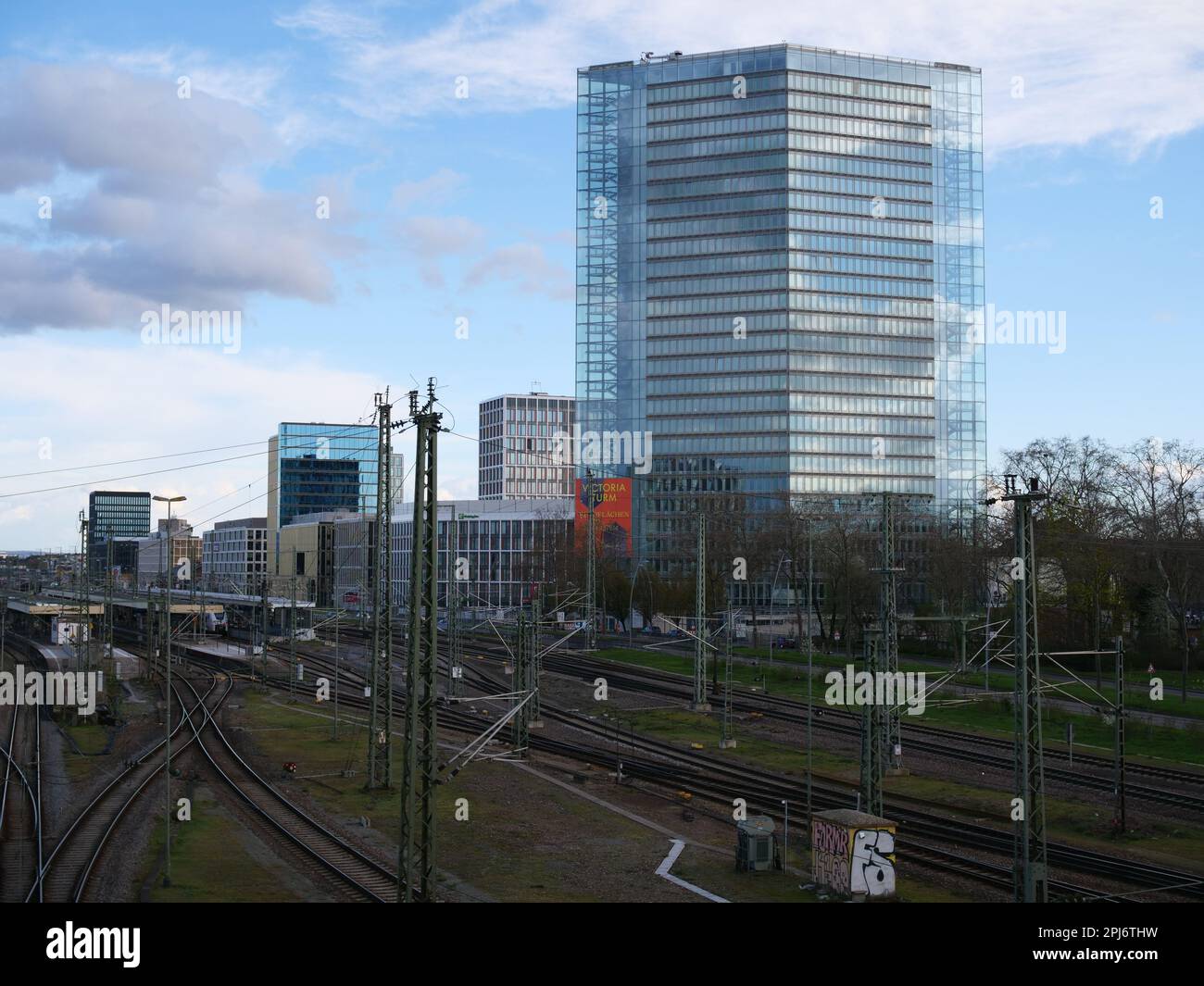 Mannheim, Deutschland, 03.31.2023 Victoria Tower im Hintergrund, im Vordergrund sind die Bahnschienen des Mannheimer Hauptbahnhofs zu sehen Stockfoto