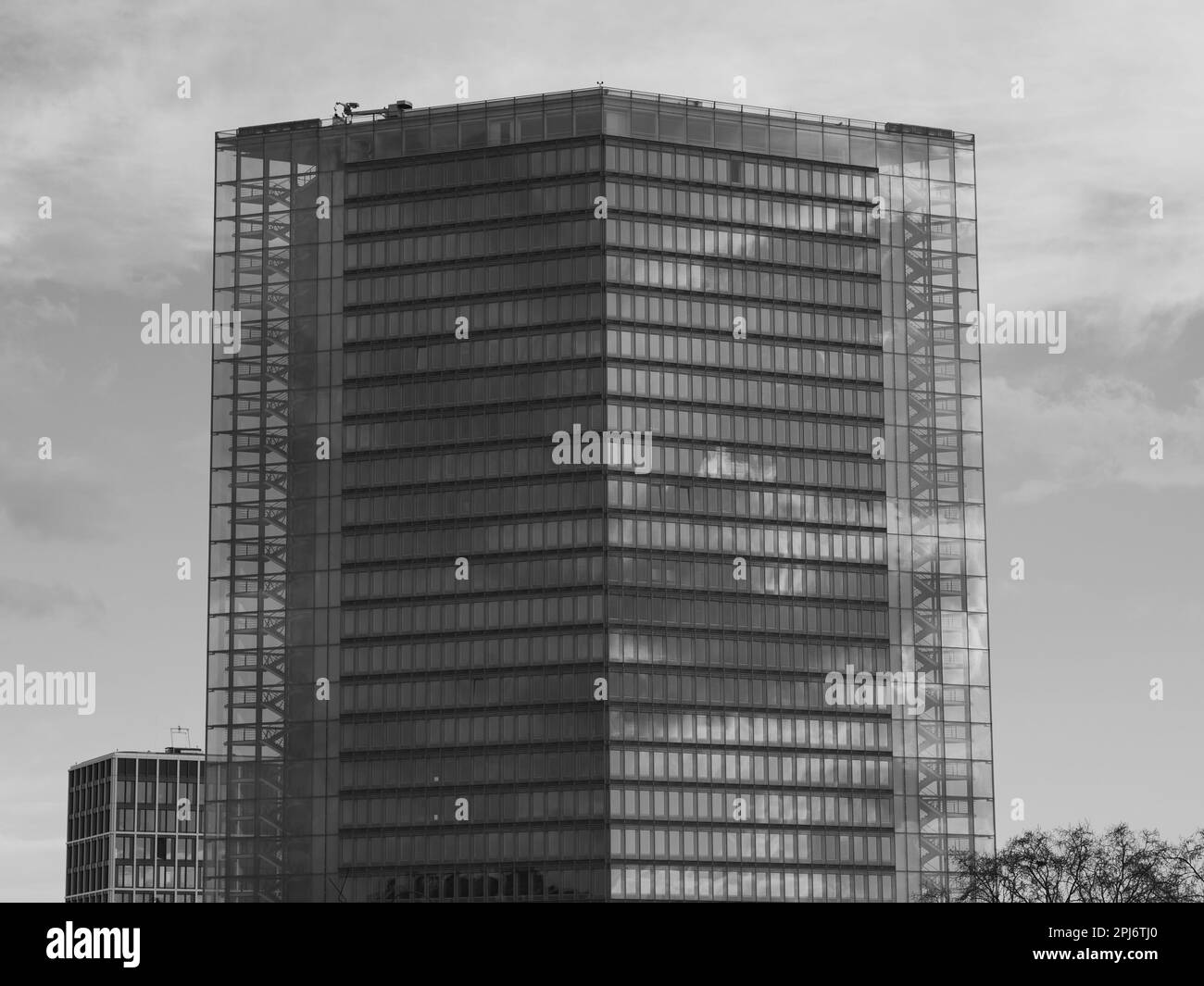 Mannheim, Deutschland, 03.31.2023 Victoria Tower im Hintergrund, im Vordergrund sind die Bahnschienen des Mannheimer Hauptbahnhofs zu sehen Stockfoto