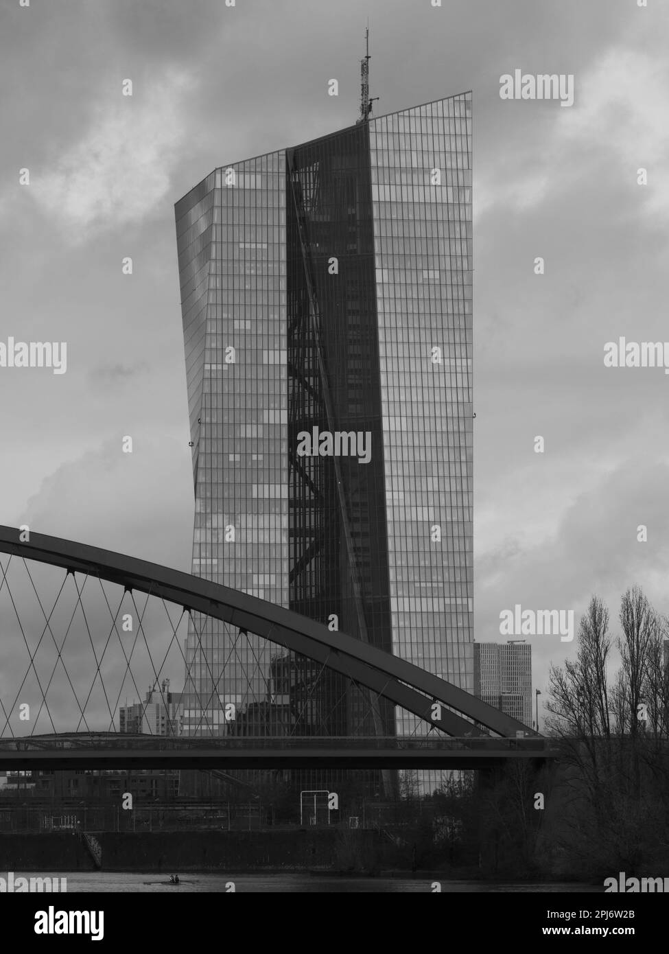 Frankfurt, Deutschland, 03.31.2023 Foto der Europäischen Zentralbank in Frankfurt, dunkle Wolken im Hintergrund. Konzeptfinanzierung, Inflation, Bankenkrise Stockfoto