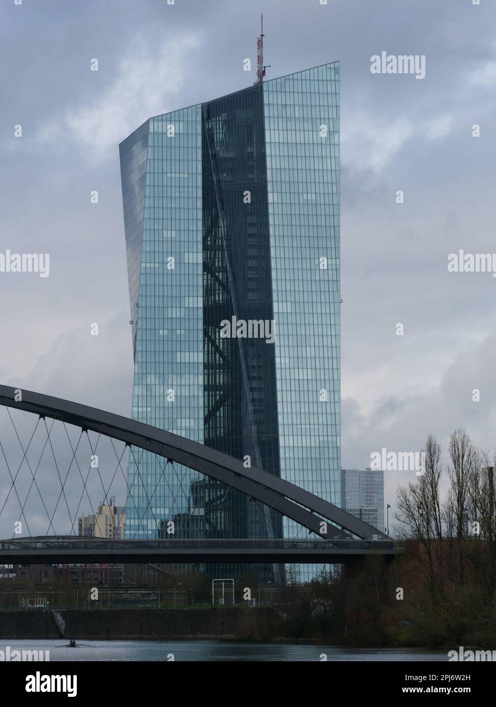 Frankfurt, Deutschland, 03.31.2023 Foto der Europäischen Zentralbank in Frankfurt, dunkle Wolken im Hintergrund. Konzeptfinanzierung, Inflation, Bankenkrise Stockfoto