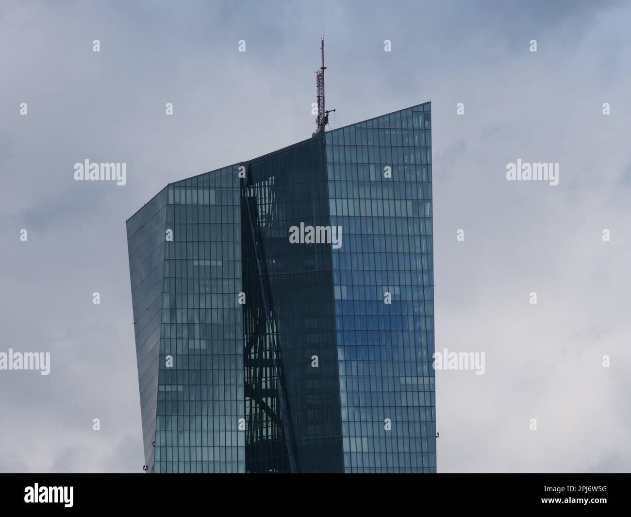 Foto von der Spitze des Wolkenkratzers der Europäischen Zentralbank in Frankfurt. Konzeptfinanzierung, Inflation, Bankenkrise Stockfoto