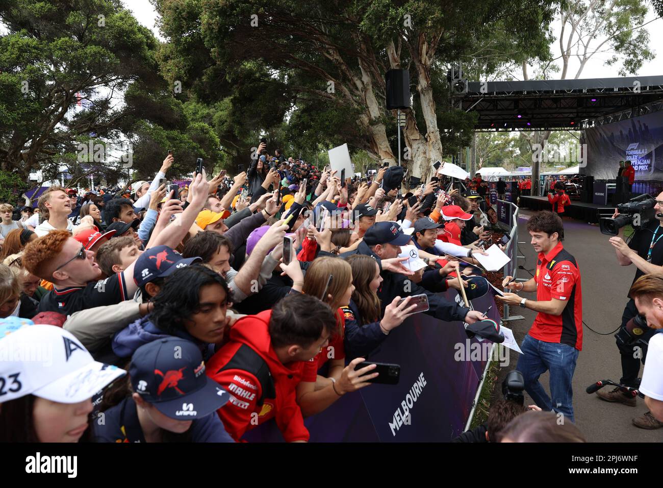 MELBOURNE, Australien, 31. März 2023; Fans und #16, Charles LECLERC, MCO, Team Scuderia Ferrari während des AUSTRALISCHEN Formel 1 Grand Prix am 31. März 2023, Albert Park - Melbourne, Formel 1 Rennen in Australien, Motorsport, F1 GP, Honorarpflichtiges Foto, gebührenpflichtiges Bild, Copyright © Clay CROSS / ATP Images (CROSS Clay / ATP / SPP) Stockfoto