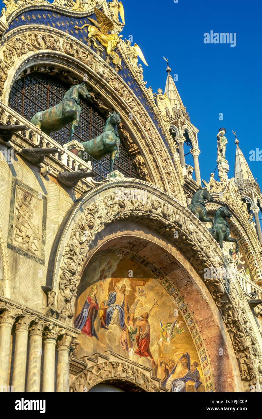 VIER VERGOLDETE PFERDE CHRISTUSMOSAIK BASILIKA DI SAN MARKUSPLATZ VENEDIG ITALIEN Stockfoto