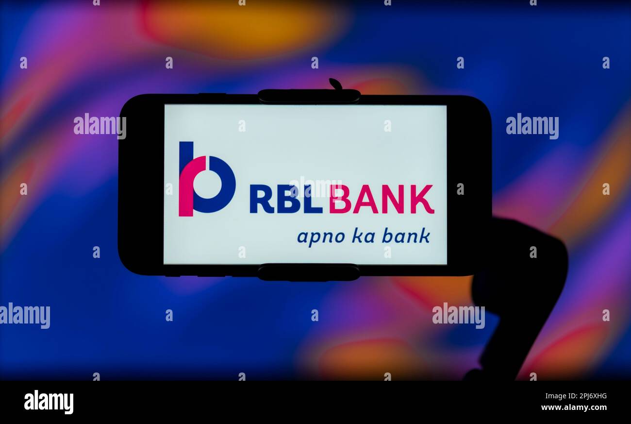 In dieser Abbildung ist das Logo der RBL Bank auf dem Bildschirm eines Mobiltelefons zu sehen. Stockfoto
