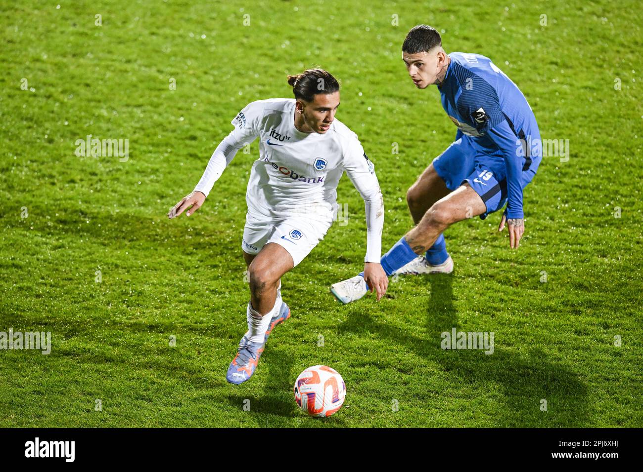 Denderleeuw, Belgien. 31. März 2023. Faissal Al Mazyani von Jong Genk und Suer Barbaros Cukur Tiago von Dender Genk in Aktion während eines Fußballspiels zwischen Dender EH und Jong Genk (U23), Freitag, den 31. März 2023 in Denderleeuw, am 5. Tag der Relegation Play-offs während der 1B. Division der belgischen Meisterschaft 2022-2023 „Challenger Pro League“. BELGA FOTO TOM GOYVAERTS Kredit: Belga News Agency/Alamy Live News Stockfoto