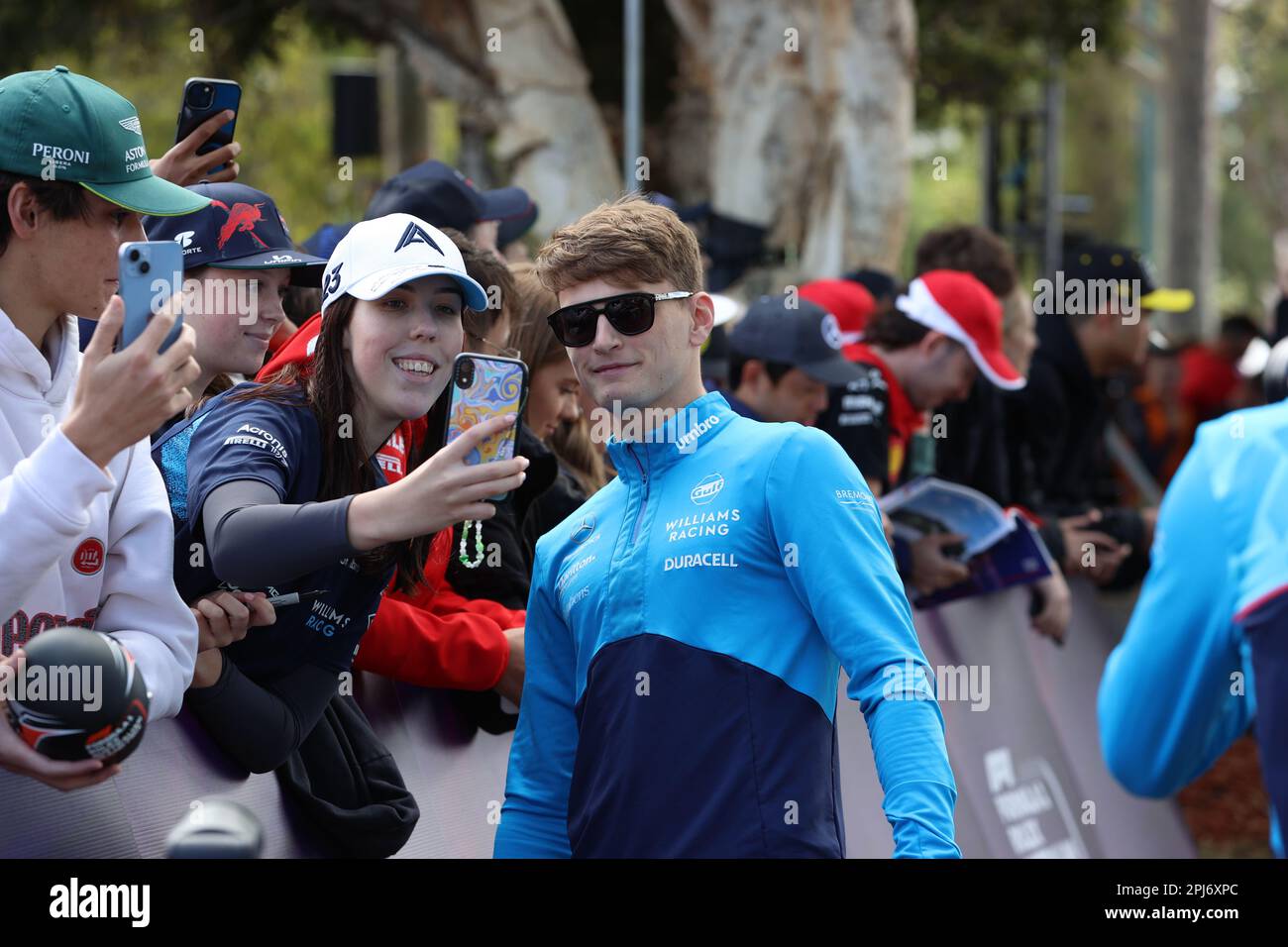 Melbourne, Australien. 30. März 2023. MELBOURNE, Australien, 30. März 2023; #2, Logan SarSergeant, USA, Team Williams F1 mit Fans während des AUSTRALISCHEN Formel-1-Grand Prix am 30. 2023. März, Albert Park - Melbourne, Formel 1 Rennen in Australien, Motorsport, F1 GP, Honorarpflichtiges Foto, Bild mit gebührenpflichtiger Haftung, Copyright © Clay CROSS/ATP images (CROSS Clay/ATP/SPP) Kredit: SPP Sport Press Photo. Alamy Live News Stockfoto