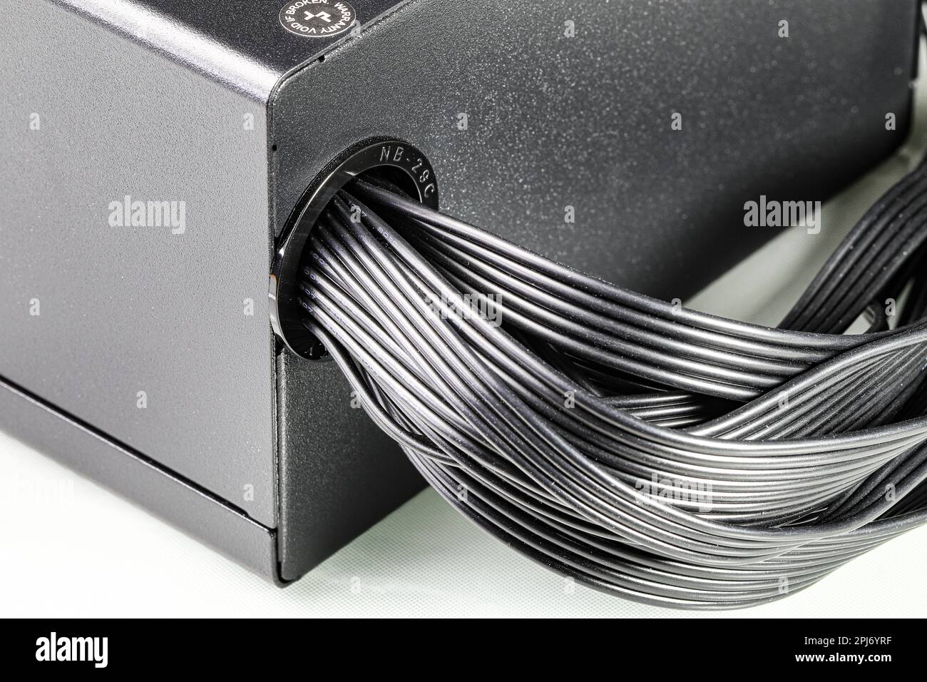 Flachbandkabel aus dem Stromversorgungskabel (PSU) des Computers zur Hauptplatine des Computers isoliert auf weißem Hintergrund. Stockfoto