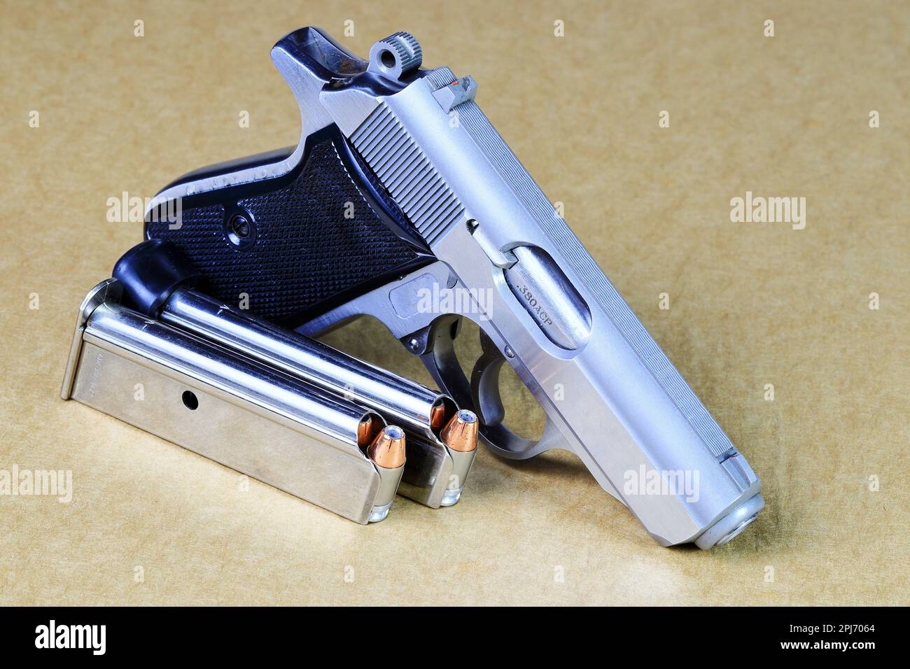 Die kompakte Halbautomatische Pistole, Edelstahl PPKs Pistole mit Ersatzmagazinen rechts, gebrauchsfertig, isoliert auf weißem Hintergrund Stockfoto Die kompakte Halbautomatische Pistole, Edelstahl PPKs Pistole mit Ersatzmagazinen rechts, gebrauchsfertig, isoliert auf weißem Hintergrund Stockfoto