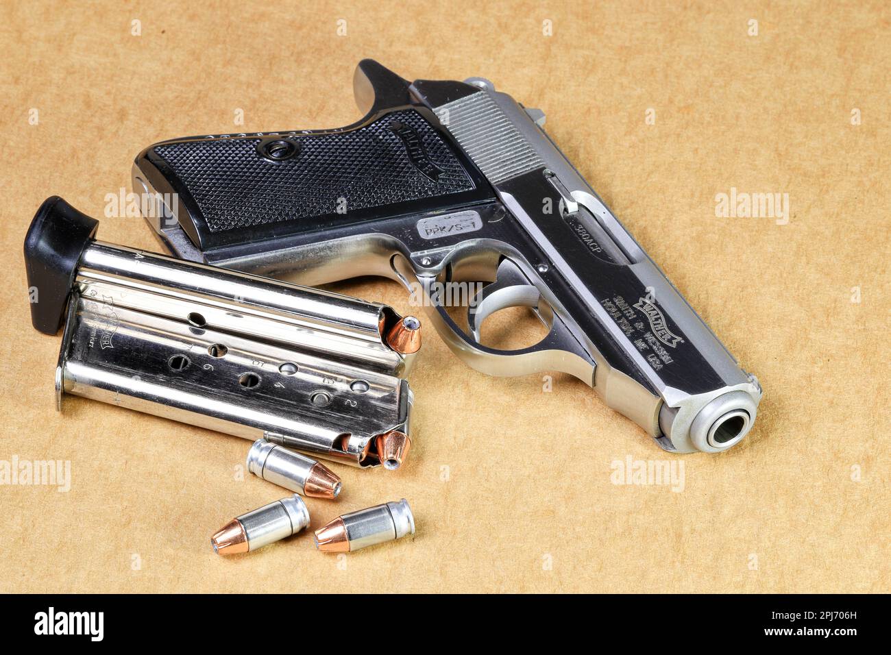 Die kompakte Halbautomatische Pistole, Edelstahl PPKs Pistole mit Ersatzmagazinen rechts, gebrauchsfertig, isoliert auf weißem Hintergrund Stockfoto Die kompakte Halbautomatische Pistole, Edelstahl PPKs Pistole mit Ersatzmagazinen rechts, gebrauchsfertig, isoliert auf weißem Hintergrund Stockfoto