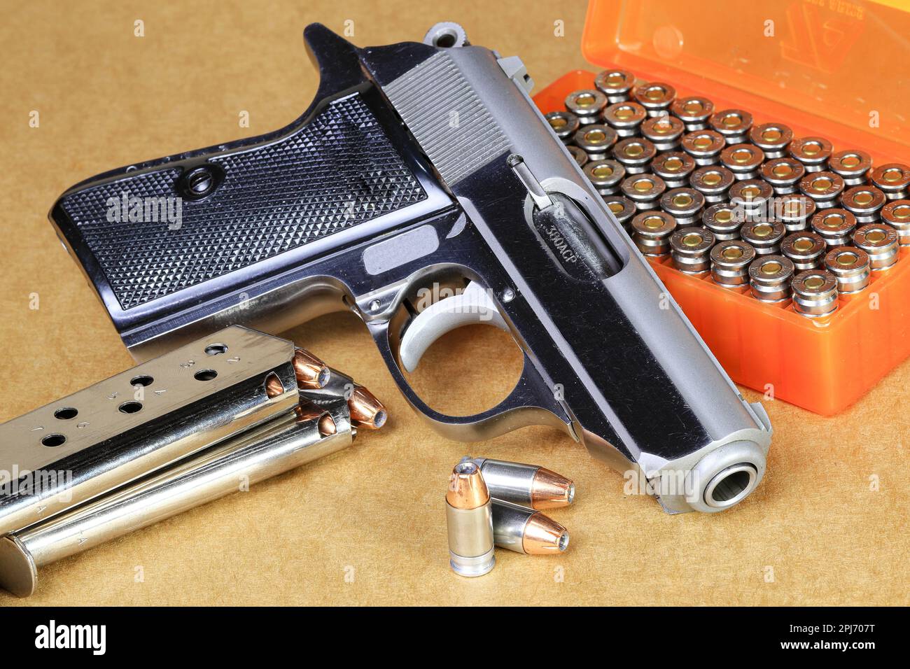 Die kompakte Halbautomatische Pistole, Edelstahl PPKs Pistole mit Ersatzmagazinen rechts, gebrauchsfertig, isoliert auf weißem Hintergrund Stockfoto Die kompakte Halbautomatische Pistole, Edelstahl PPKs Pistole mit Ersatzmagazinen rechts, gebrauchsfertig, isoliert auf weißem Hintergrund Stockfoto