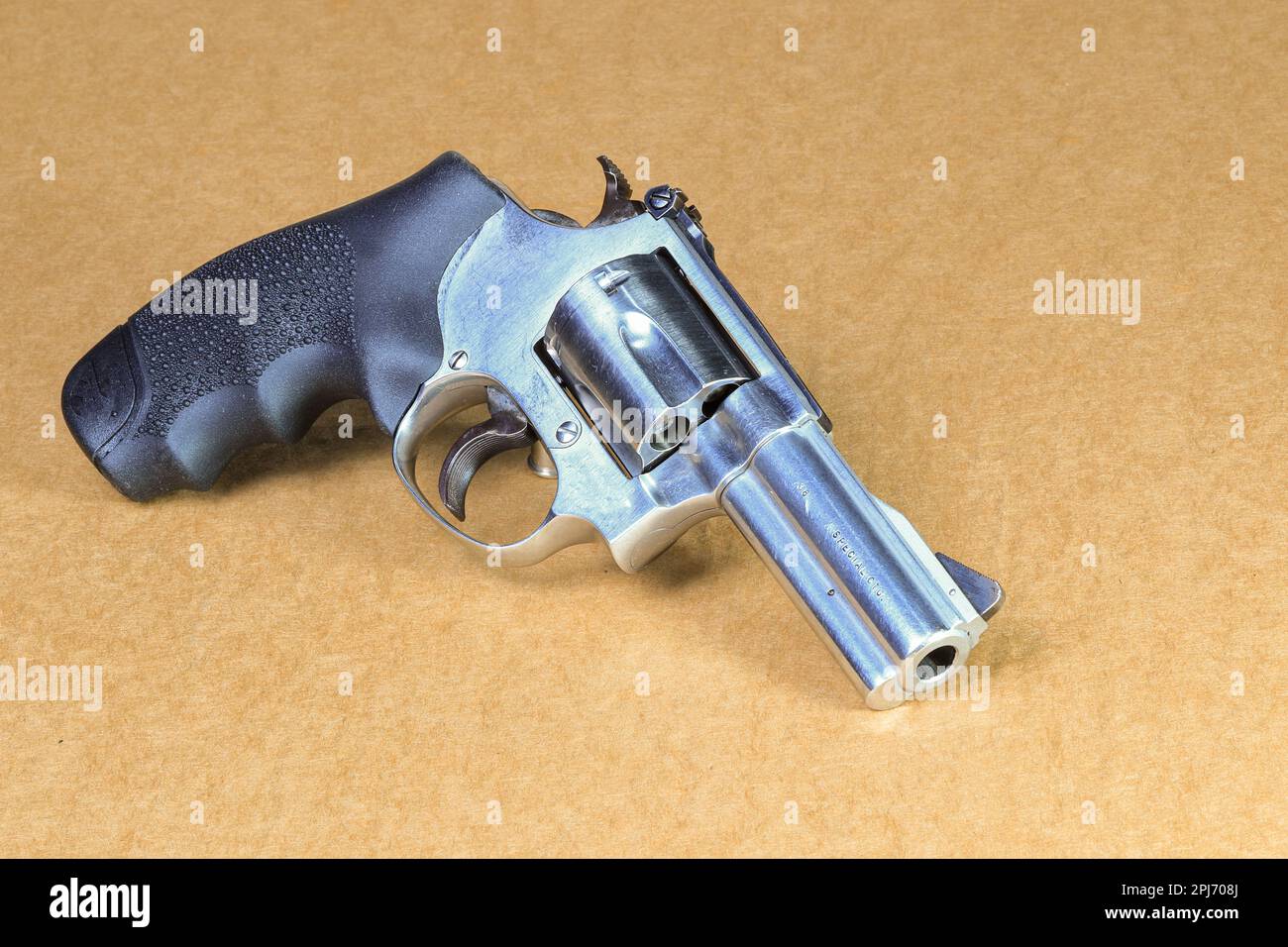 Die kompakte Revolverpistole, J-Rahmen aus Edelstahl, M60-Pistole, Vorderansicht rechts, mit offenem Zylinder, isoliert auf weißem Hintergrund für den Einsatz vorbereitet. Stockfoto