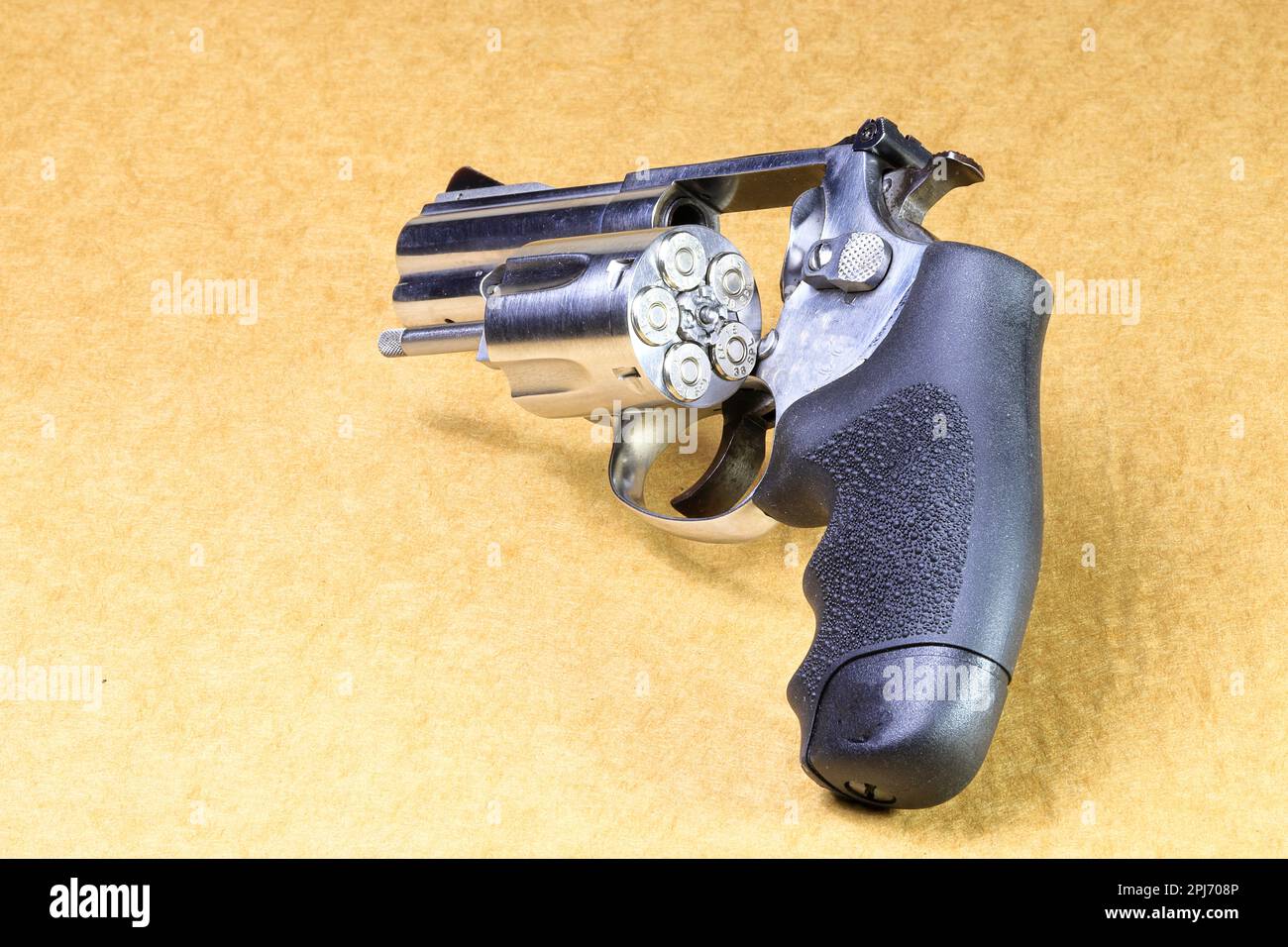 Die kompakte Revolverpistole, J-Rahmen aus Edelstahl, M60-Pistole, Vorderansicht links, mit offenem Zylinder, isoliert auf weißem Hintergrund für den Einsatz vorbereitet. Stockfoto