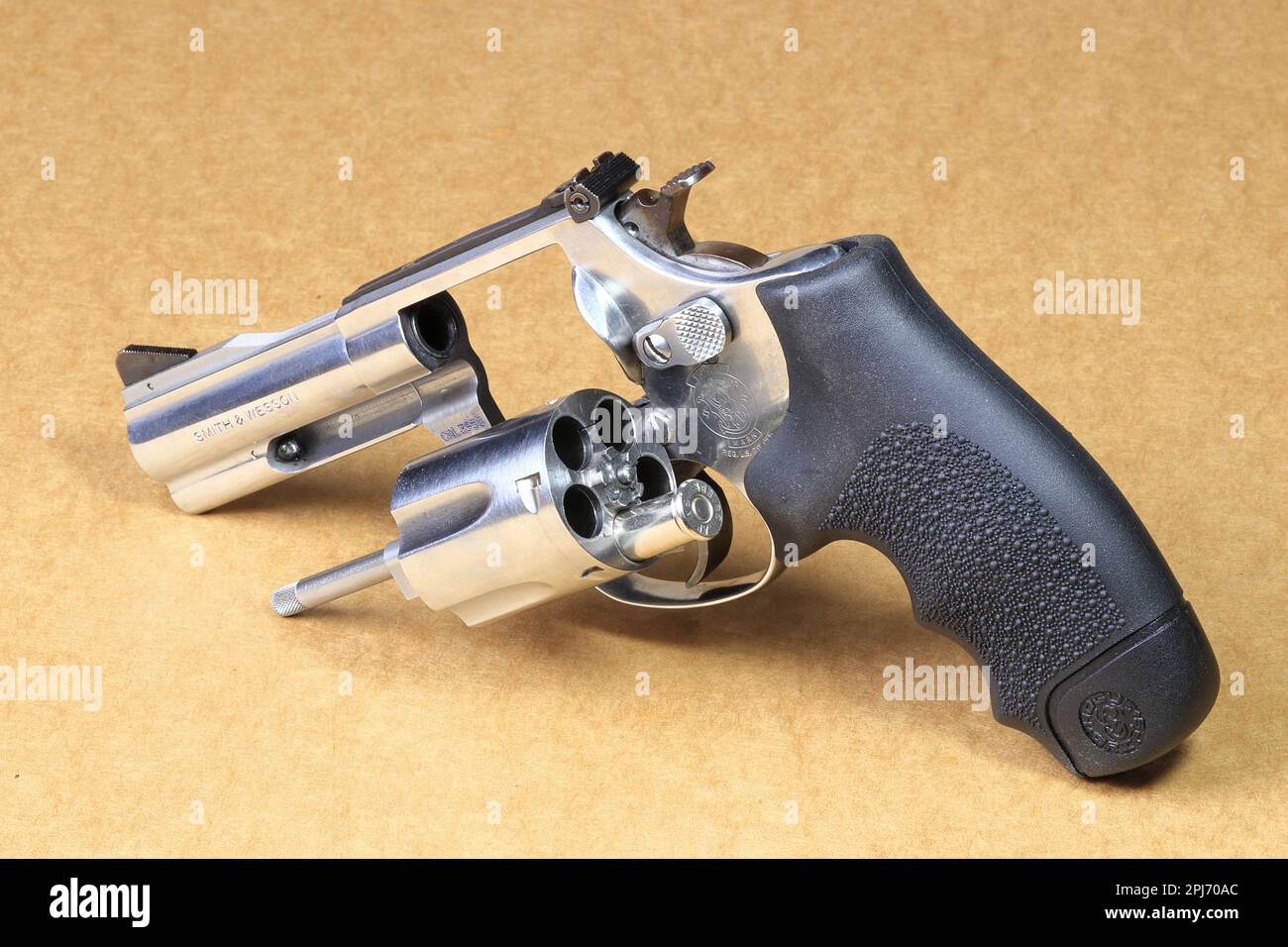 Die kompakte Revolverpistole, J-Rahmen aus Edelstahl, M60-Pistole, Vorderansicht links, offener Zylinder mit 1-ml-Runde, für den Einsatz im russischen Roulette-Spiel. Stockfoto