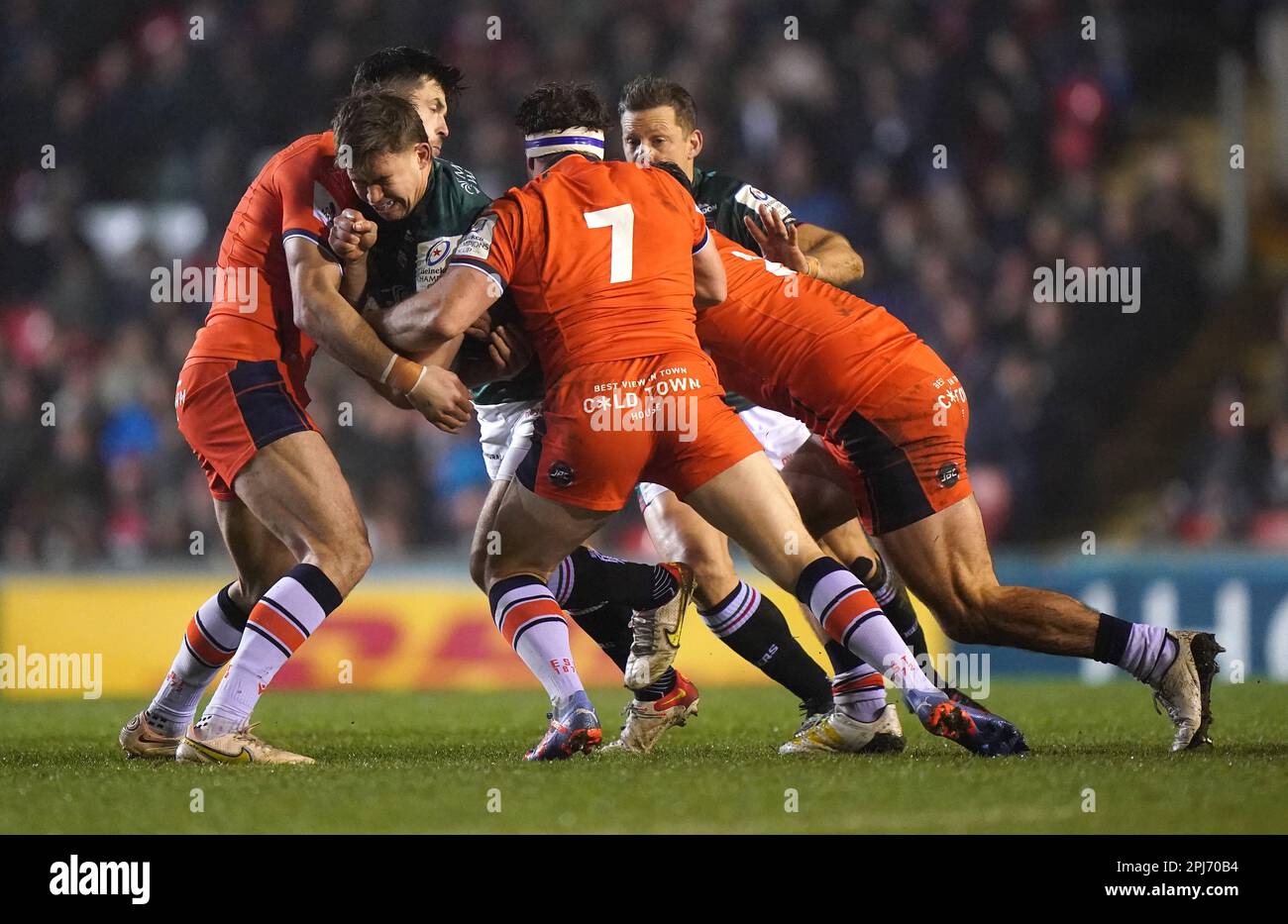 Joe Heyes von Leicester Tiger wird während des sechzehnten Heineken Champions Cup-Spiels im Mattioli Woods Welford Road Stadium in Leicester von Edinburghs Blair Kinghorn (links) und Hamish Watson angegriffen. Foto: Freitag, 31. März 2023. Stockfoto