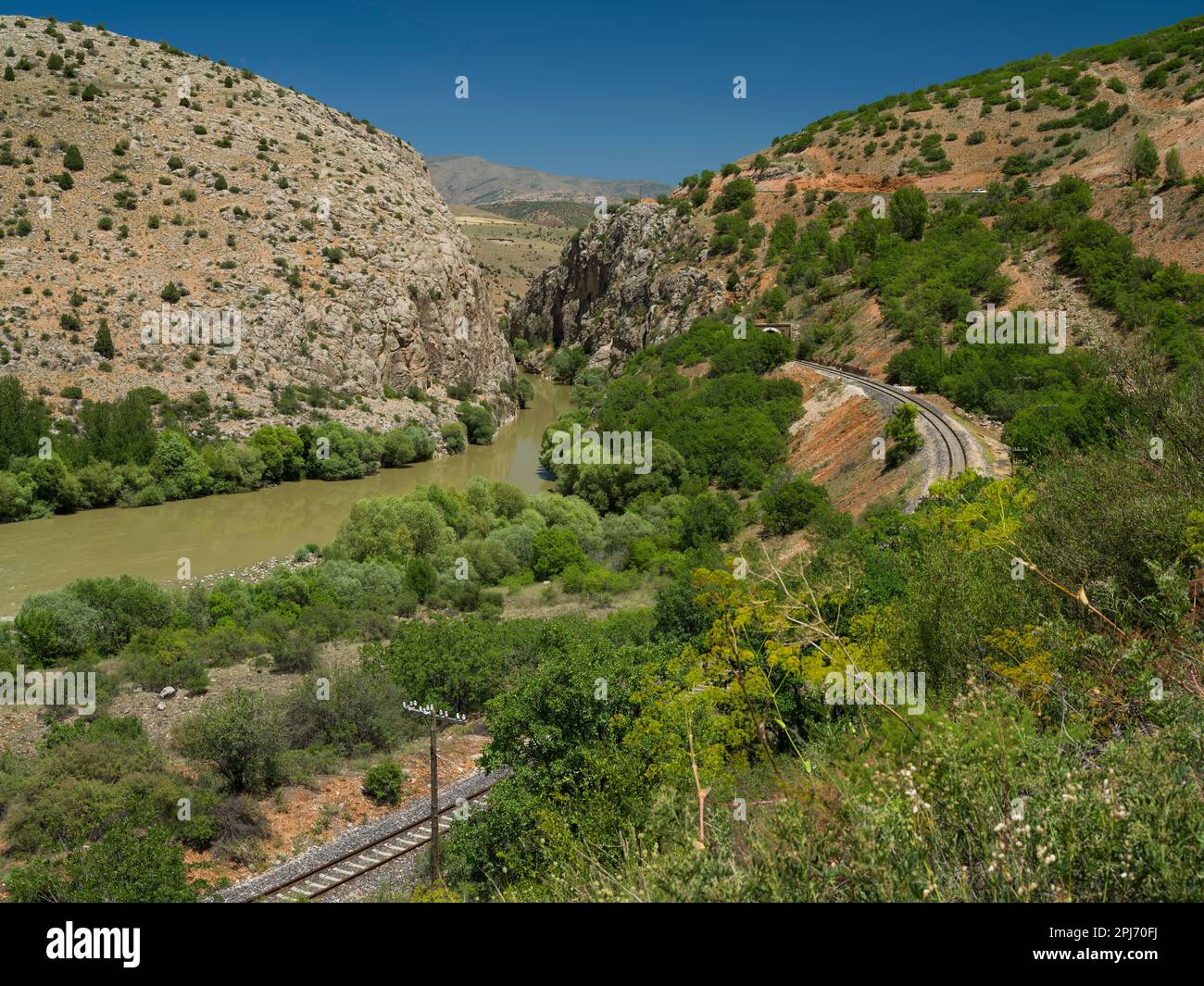 Fluss Karasu und Eastern Express-Bahnstrecke. Kemah, Erzincan, Türkei Stockfoto
