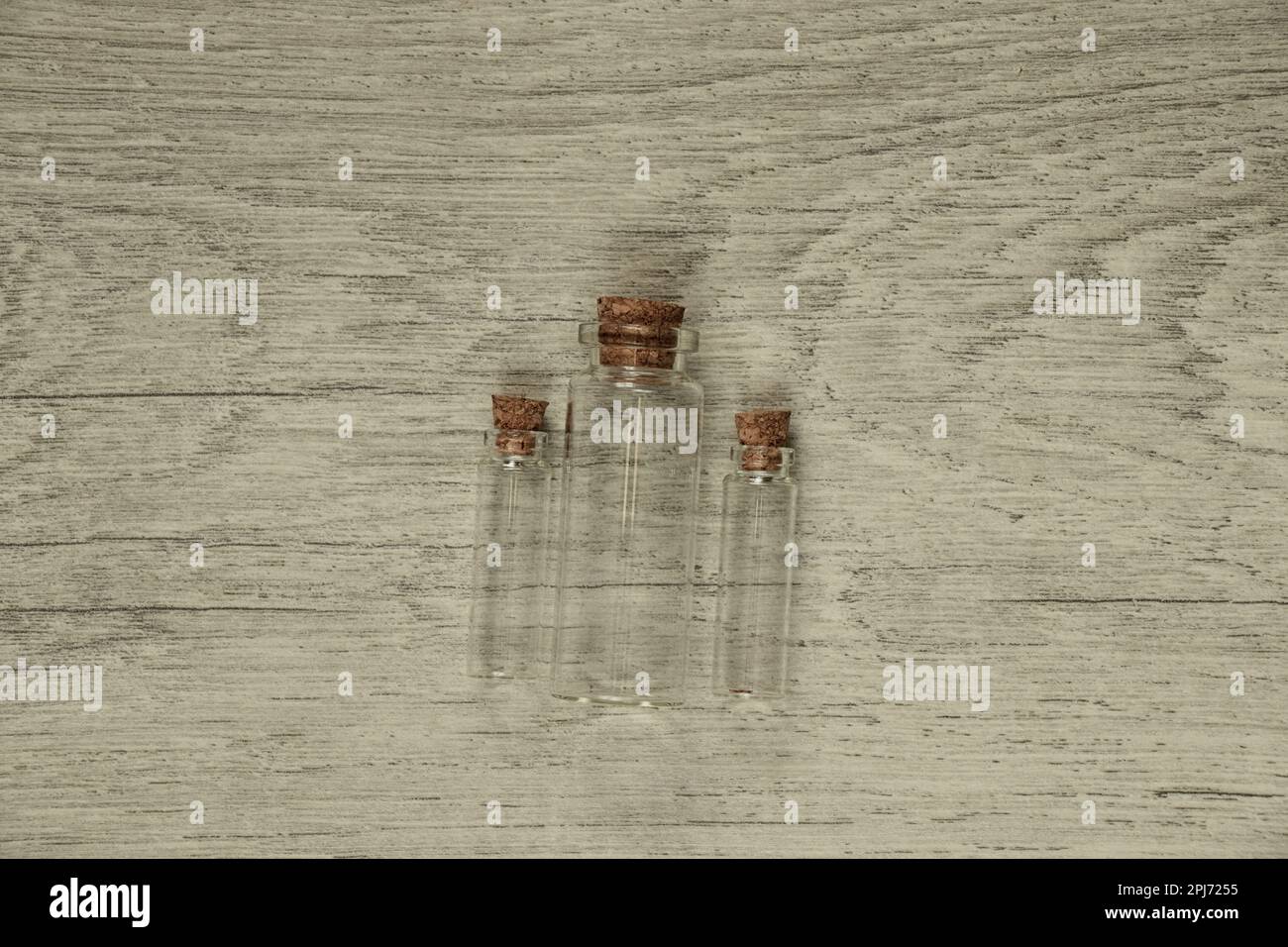 Glasprobenröhrchen mit Kork auf dem Tisch Stockfoto