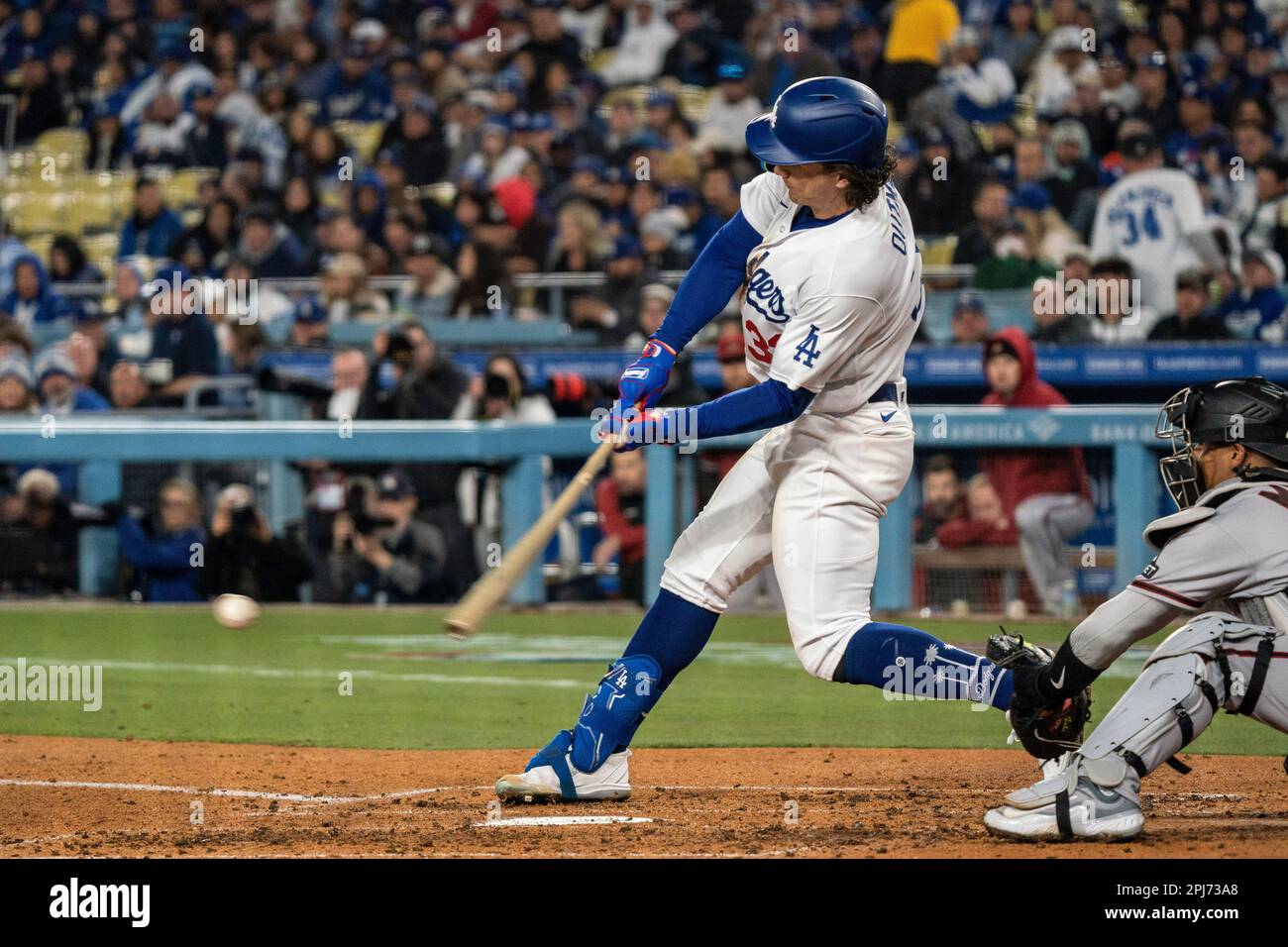 Los Angeles Dodgers Center Fielder James Outman (33) schlägt während eines MLB-Spiels gegen die Arizona Diamondbacks am Mittwoch, den 30. März 2023, auf der Dodger Sta Stockfoto