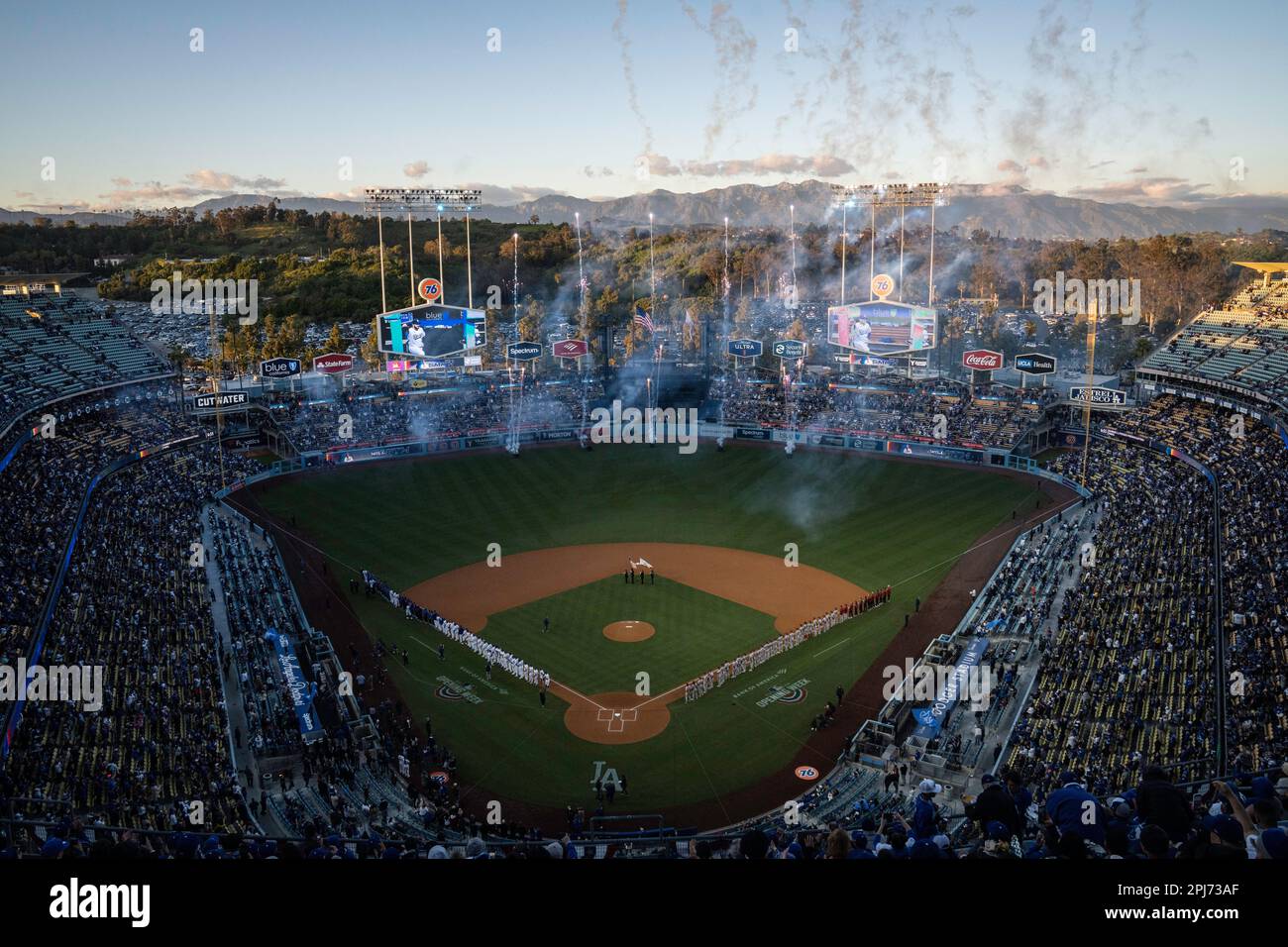 Eröffnungszeremonien für die Los Angeles Dodgers und die Arizona Diamondbacks während des Vorspiels eines MLB-Spiels am Mittwoch, den 30. März 2023, im Dodger Sta Stockfoto