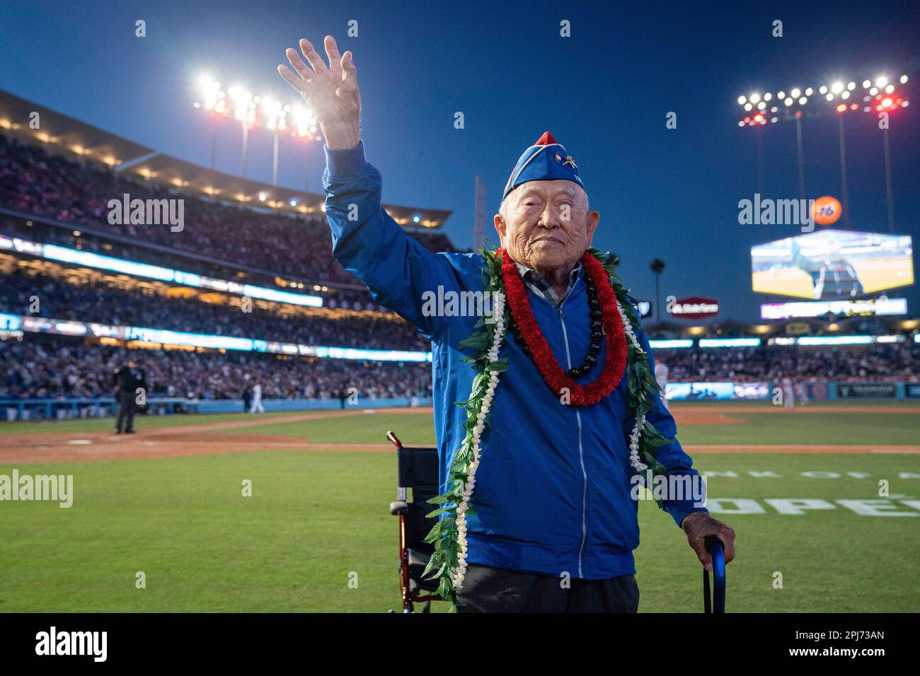 Der Veteran Tokuji „toke“ Yoshihashi aus dem Zweiten Weltkrieg wird bei einem MLB-Spiel zwischen Los Angeles Dodgers und den Arizona Diamondbacks am Mittwoch, den 30. März 2023, ausgezeichnet Stockfoto