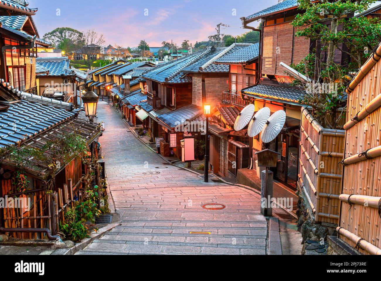 Kyoto, Japan bei der Dämmerung in Higashiyama. Stockfoto