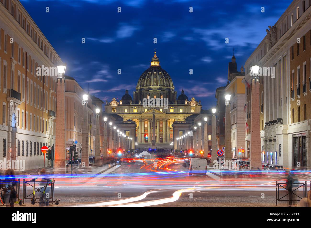 Vatikanstadt, ein Stadtstaat, umgeben von Rom, Italien, mit dem Petersdom in der Dämmerung. Stockfoto