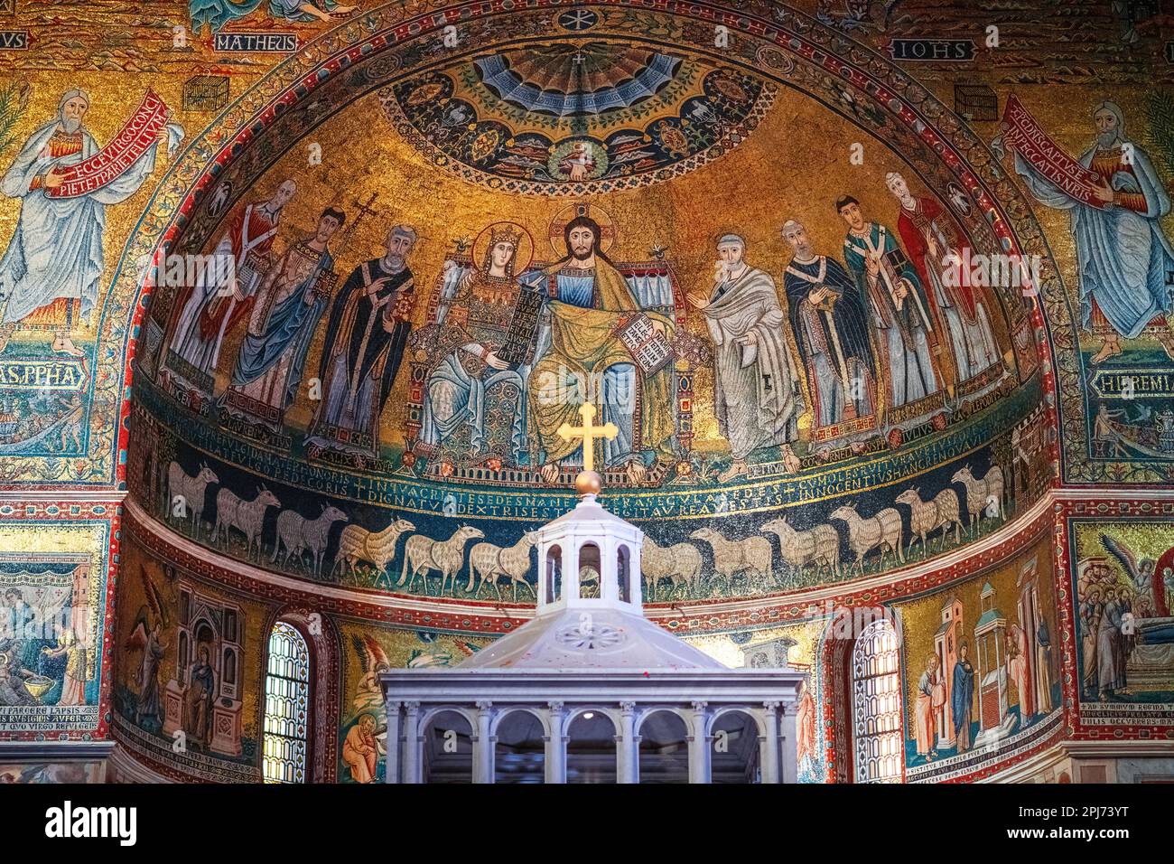 ROM, ITALIEN - 11. FEBRUAR 2022: Detailreiche Mosaiken schmücken die Apsis von Santa Maria in Trastevere. Stockfoto