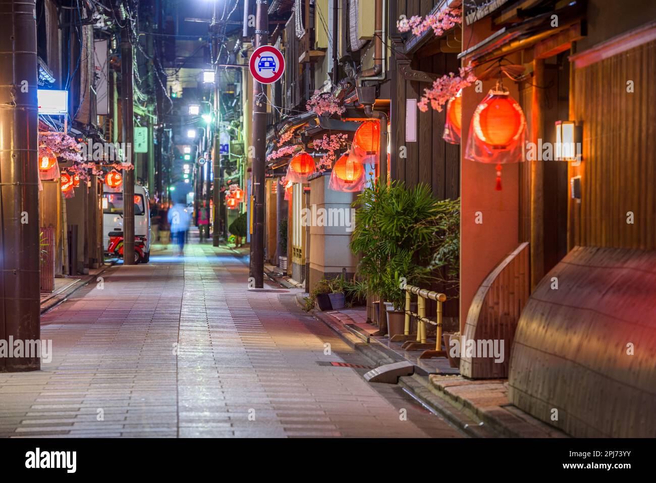 Kyoto, japanische Straßenszene bei Nacht. Stockfoto