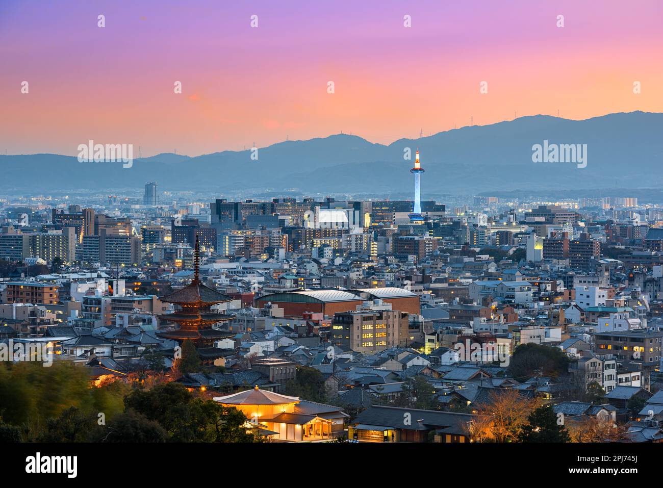Kyoto, die japanische Skyline und die Wahrzeichen der Türme in der Dämmerung. Stockfoto