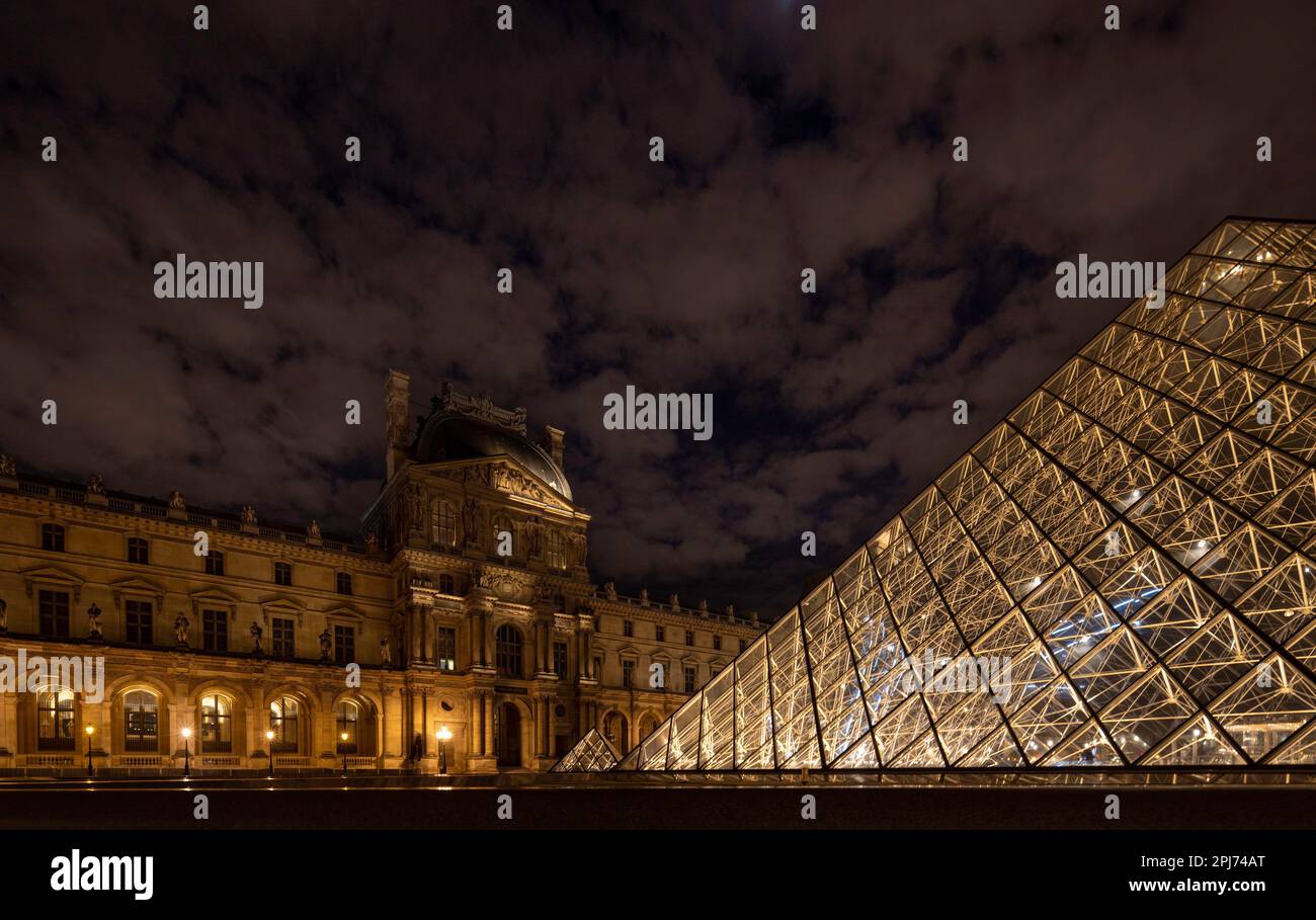 Louvre, Museum und Pyramide, Paris, Frankreich bei Nacht Stockfoto