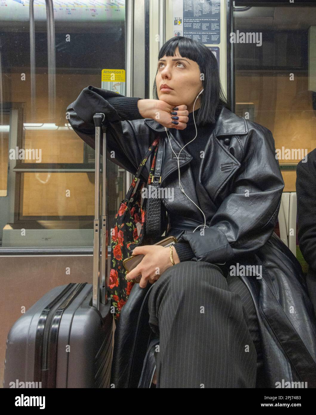 Stilvolle Frau in schwarz passendem Outfit, Metro, Paris, Frankreich Stockfoto
