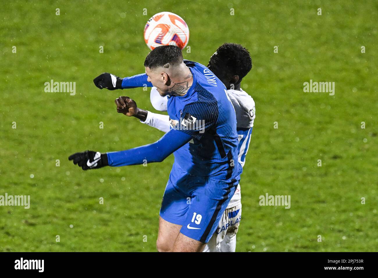 Denderleeuw, Belgien. 31. März 2023. Suer Barbaros Cukur Tiago von Dender und Ibrahima Sory Bangoura von Jong Genk in Aktion während eines Fußballspiels zwischen Dender EH und Jong Genk (U23), Freitag, den 31. März 2023 in Denderleeuw, am 5. Tag der Relegation Play-offs während der 1B. Division der belgischen Meisterschaft 2022-2023 „Challenger Pro League“. BELGA FOTO TOM GOYVAERTS Kredit: Belga News Agency/Alamy Live News Stockfoto