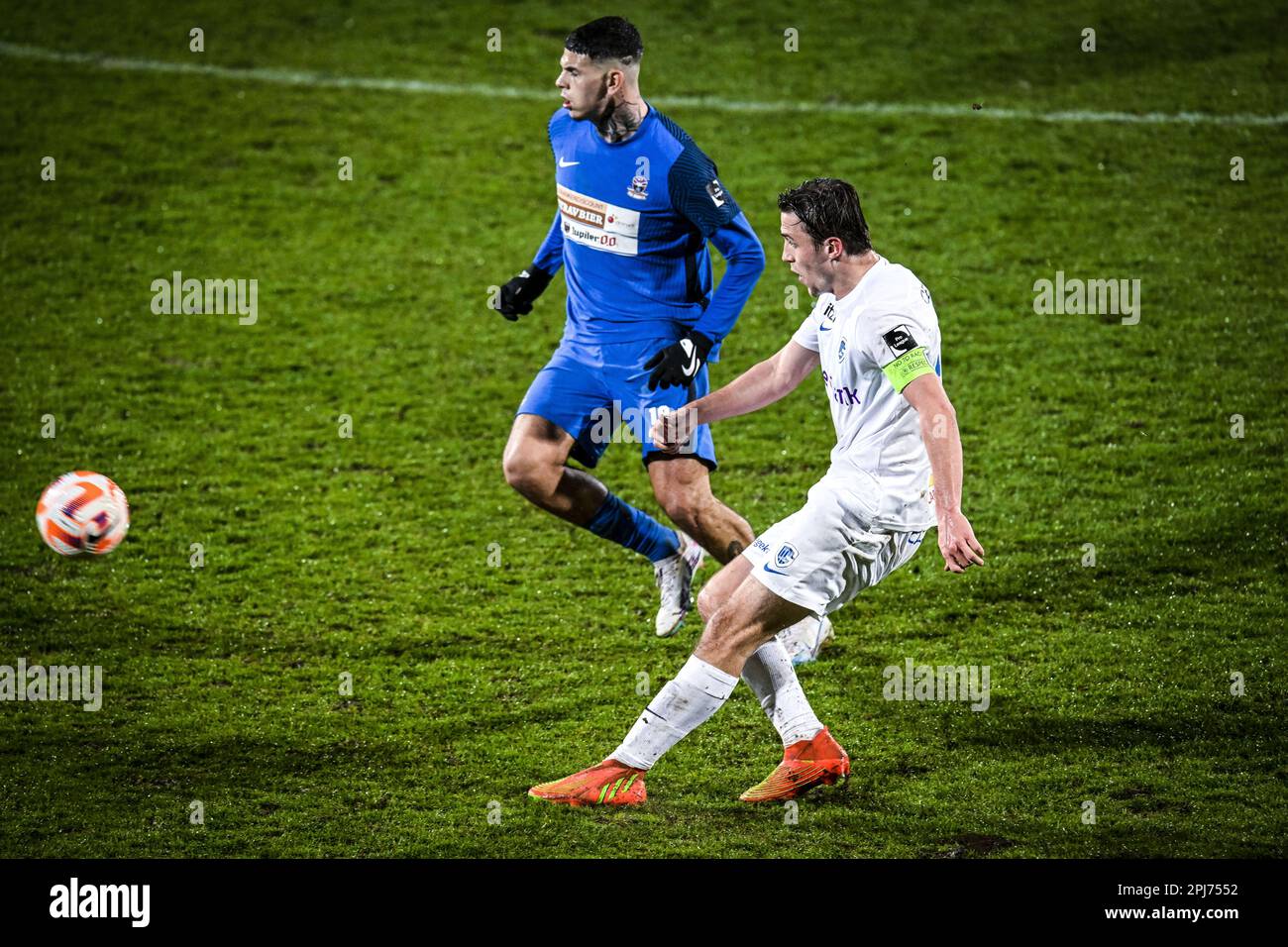 Denderleeuw, Belgien. 31. März 2023. Dender Suer Barbaros Cukur Tiago und Jong Genks Tuur Rommens wurden in Aktion während eines Fußballspiels zwischen Dender EH und Jong Genk (U23) am Freitag, den 31. März 2023 in Denderleeuw, am 5. Tag der Relegation Play-offs während der 1B. Division der belgischen Challenger Pro League im Jahr 2022-2023 gezeigt. BELGA FOTO TOM GOYVAERTS Kredit: Belga News Agency/Alamy Live News Stockfoto