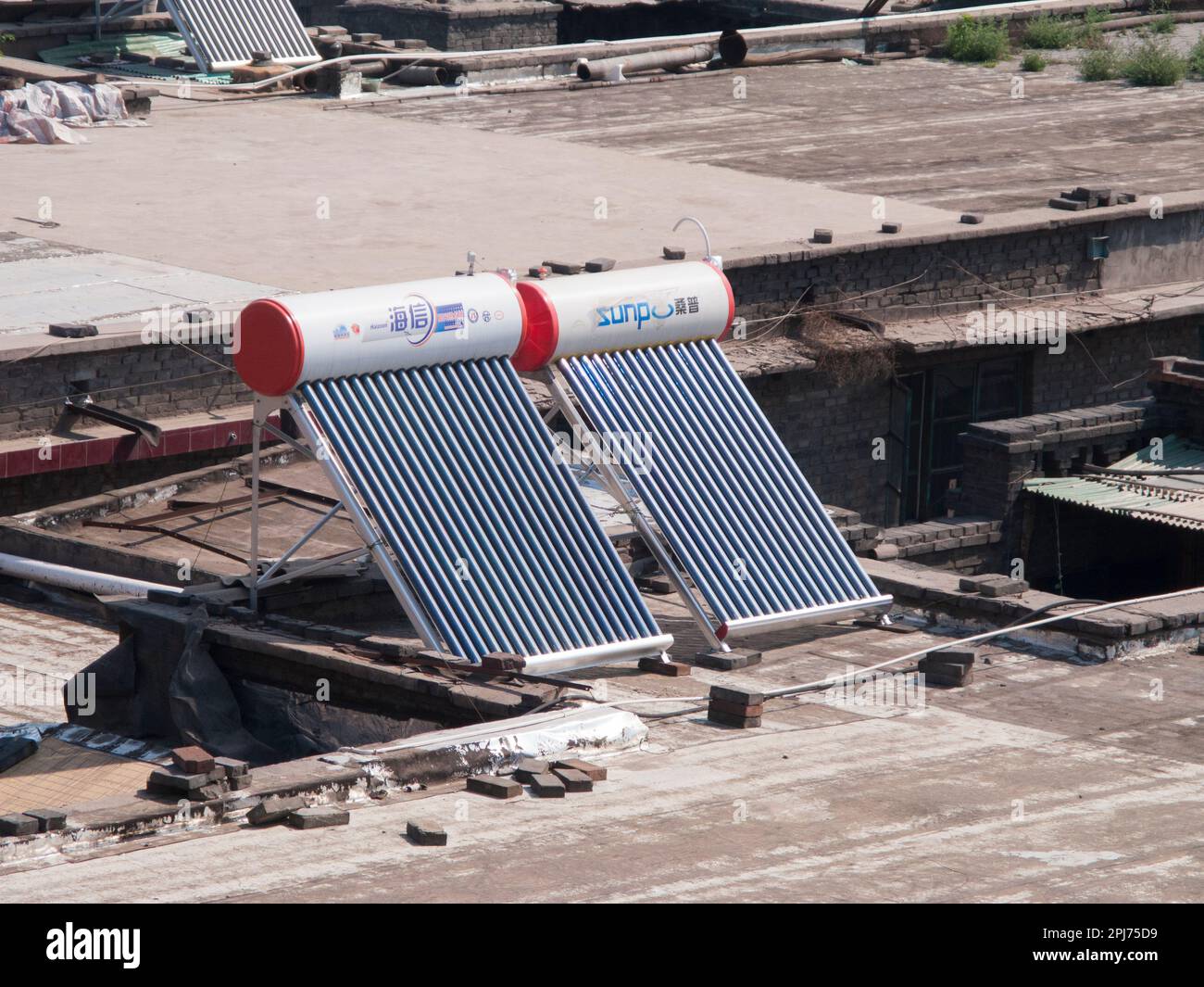 Solarpaneel-Wasserheizung bei Sonne/Sonnenschein/sonnigen Tagen auf einem Flachdach in Pingyao, China. VR CHINA. Warmwasserheizung für Wärme und Wärme im Haus. (125) Stockfoto