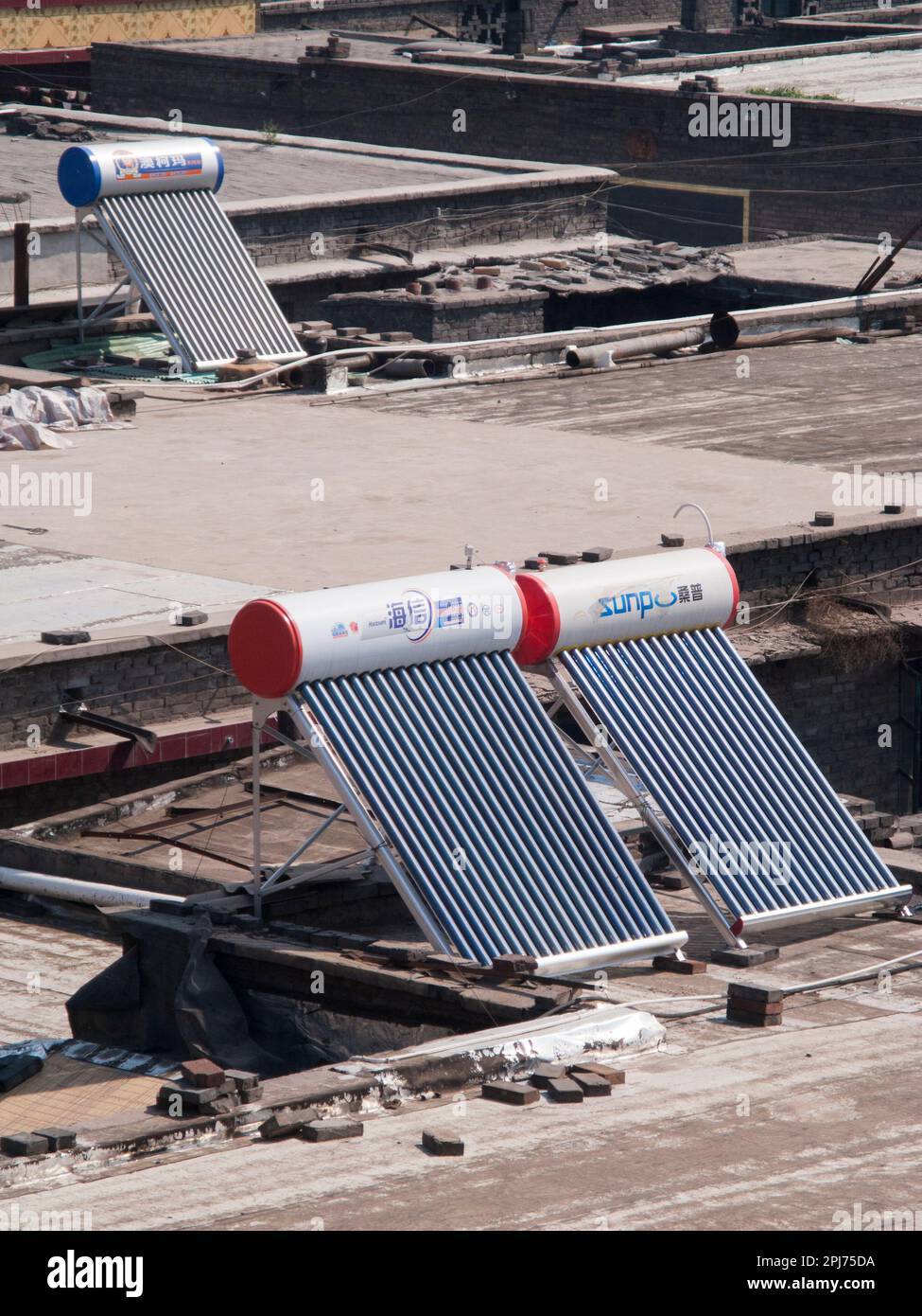 Solarpaneel-Wasserheizung bei Sonne/Sonnenschein/sonnigen Tagen auf einem Flachdach in Pingyao, China. VR CHINA. Warmwasserheizung für Wärme und Wärme im Haus. (125) Stockfoto