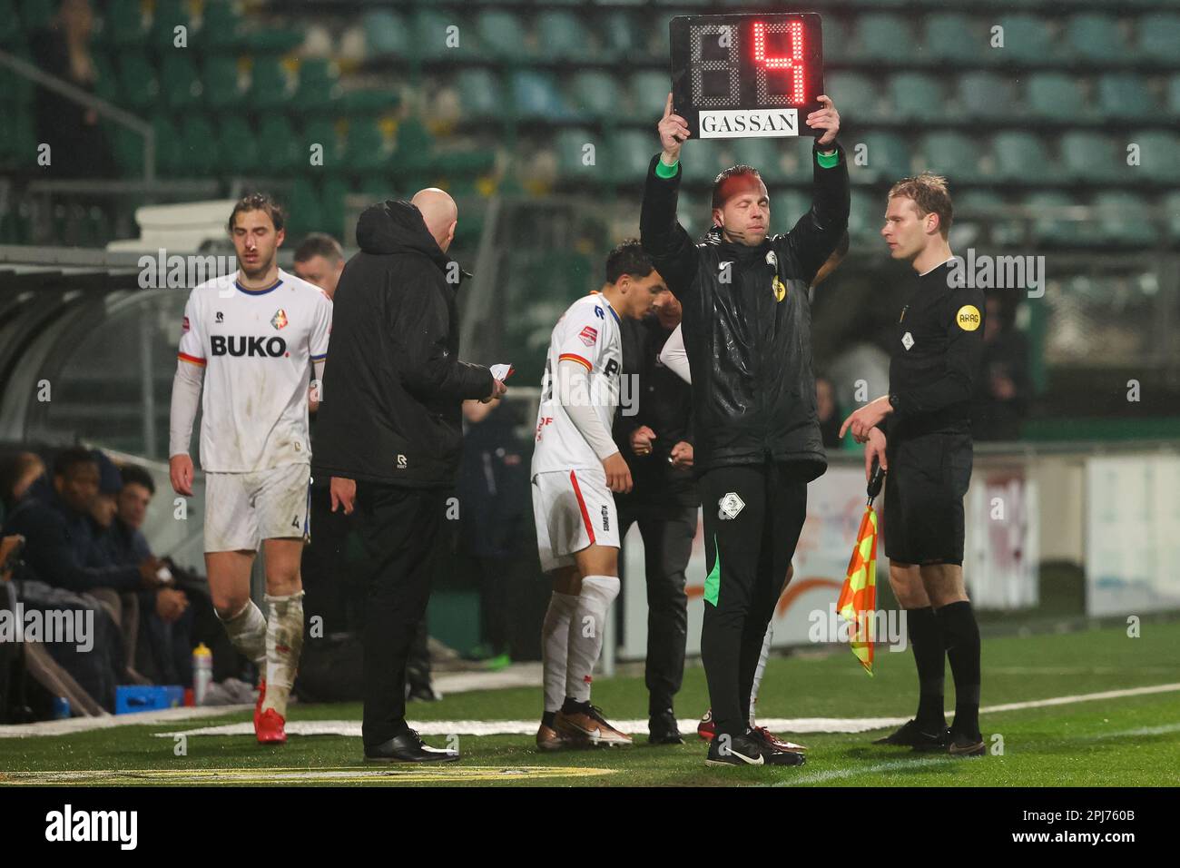 Den Haag, Niederlande. 31. März 2023. DEN HAAG, NIEDERLANDE - MÄRZ 31: Ozgur Aktas von Telstar, Jorginho Soares von Telstar, vierter Offizieller Stijn van Zuilichem, Stellvertretender Schiedsrichter Sjoerd Nanninga während des niederländischen Keukenkampioendivisie-Spiels zwischen ADO Den Haag und Telstar im Bingoal Stadion am 31. März 2023 in Den Haag, Niederlande (Foto: Hans van der Valk/Orange Pictures Credit: Orange Pics BV/Alamy Live News Stockfoto