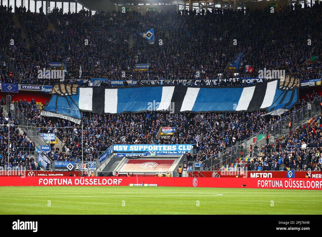 Hamburger SV Fans (Hamburger SV) GER, Fortuna Düsseldorf vs. Hamburger SV, Fussball, 2. Bundesliga, 26. SPIELTAG, SPIELZEIT 2022/2023, 31.03.2023 DFL-VORSCHRIFTEN VERBIETEN DIE VERWENDUNG VON FOTOS ALS BILDSEQUENZEN UND/ODER QUASI-VIDEO. Kredit: Ant Palmer/Alamy Live News Stockfoto