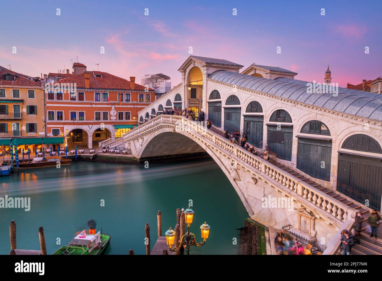 Venedig, Italien an der Rialtobrücke über den Canale Grande in der Dämmerung. Stockfoto
