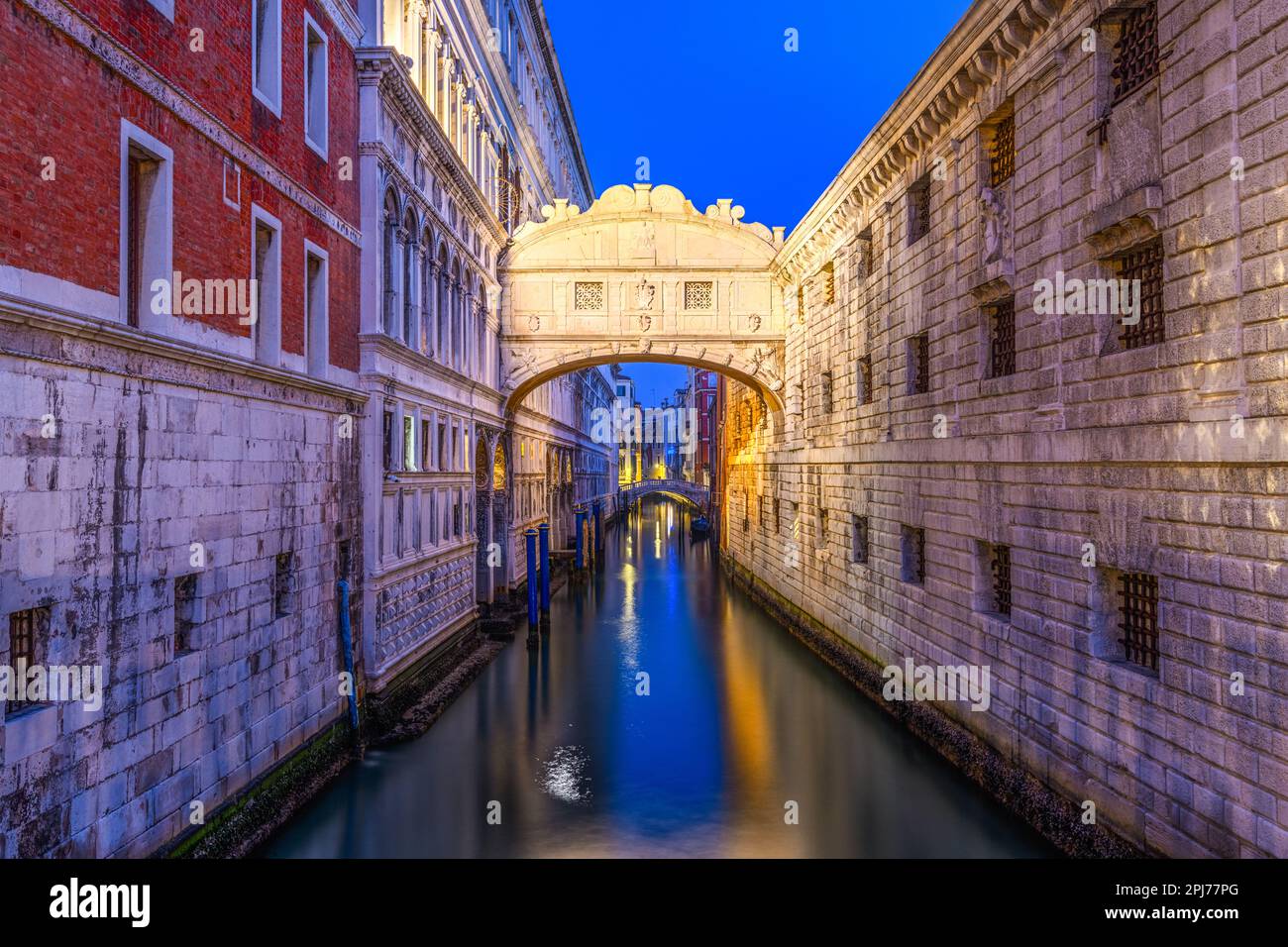 Seufzerbrücke in Venedig, Italien, zur blauen Stunde. Stockfoto
