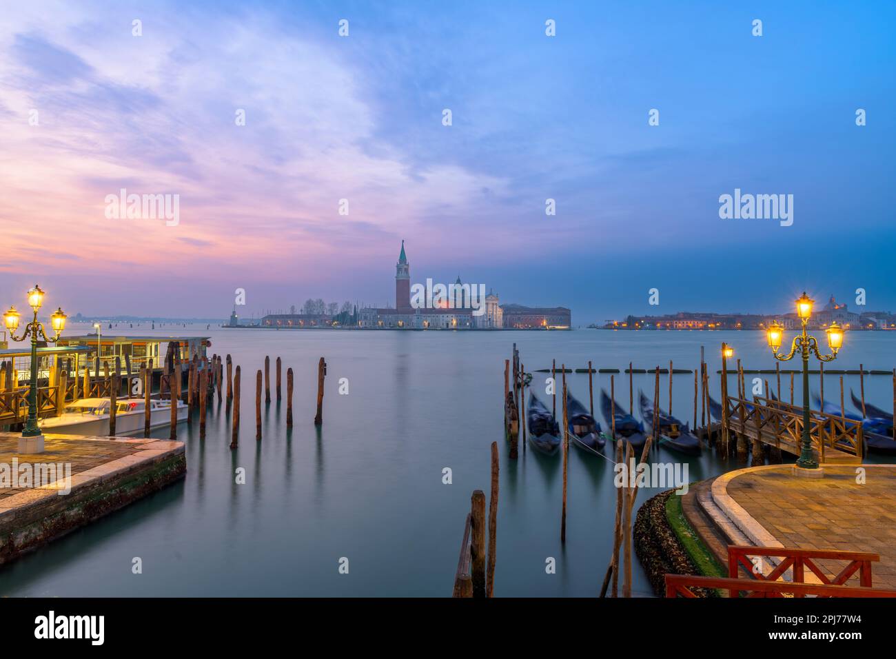 Gondeln in Venedig, Italien bei Sonnenaufgang auf dem Canal Grande. Stockfoto