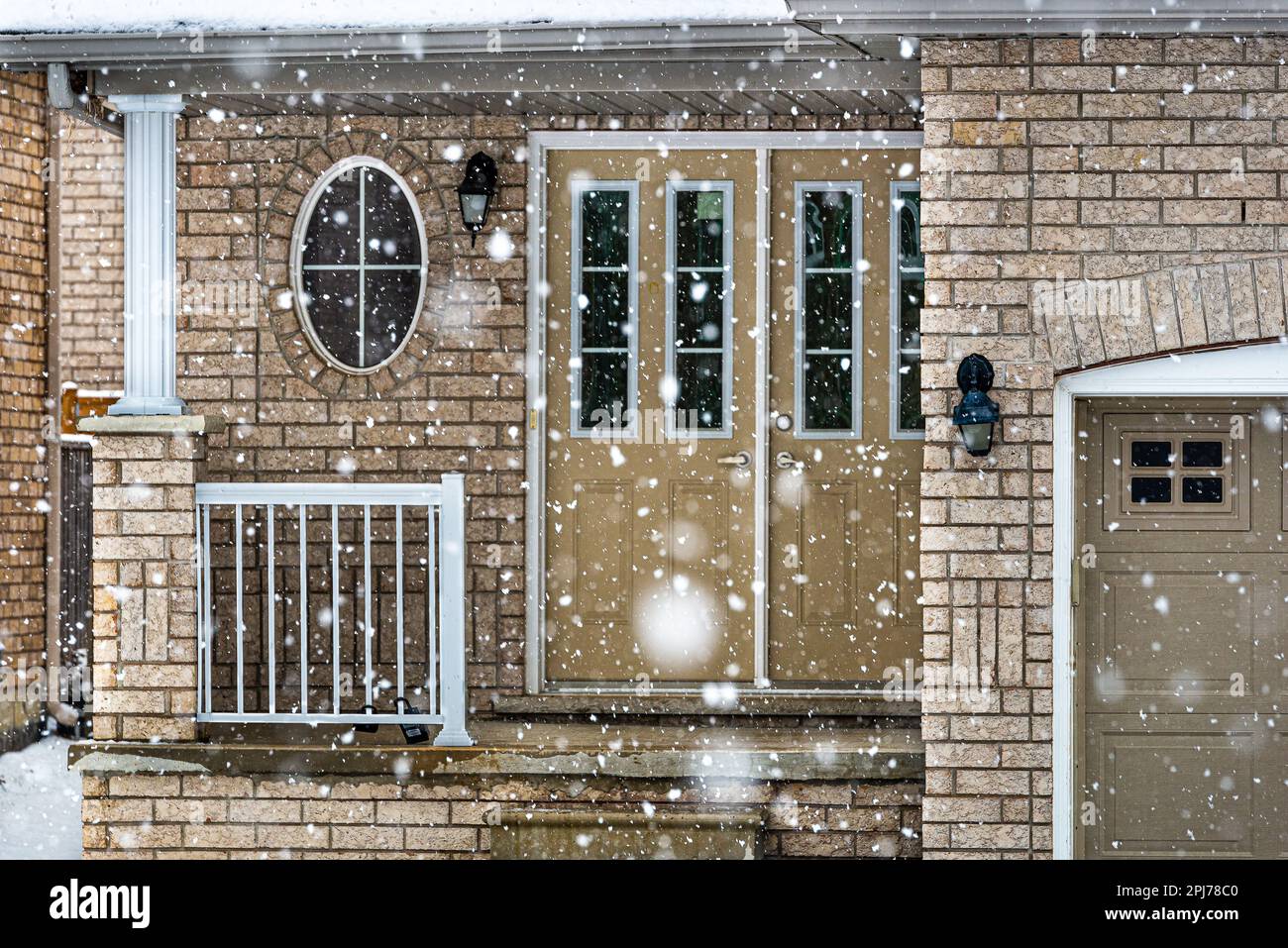 Winter, es schneit. Eine wunderbare Atmosphäre in der kanadischen Architektur von Einfamilienhäusern. Stockfoto