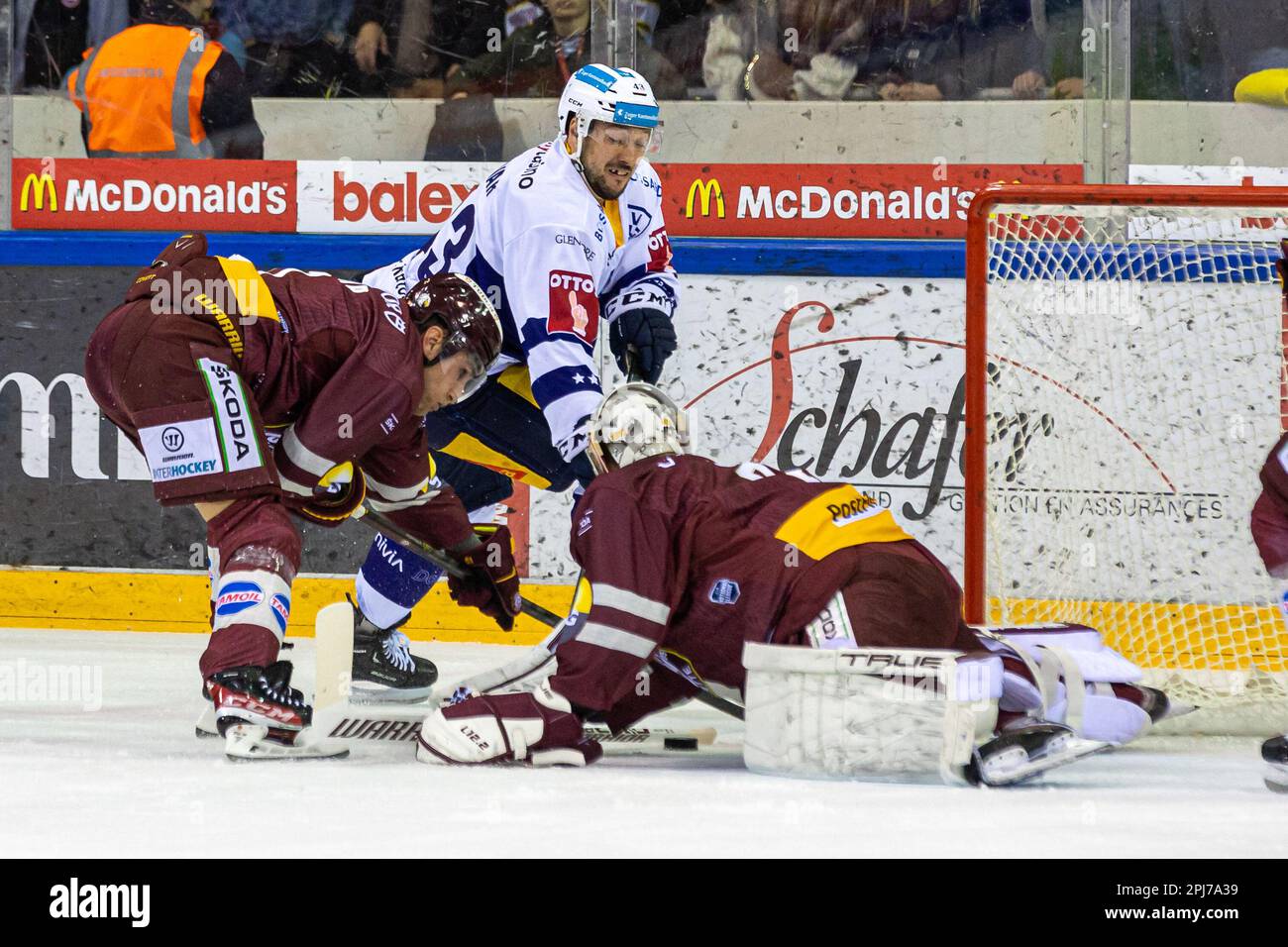 Michael Vollmin #52 (Geneve-Servette HC) und Torwart Robert Mayer #29 (Geneve-Servette HC) verteidigen sich gegen Captain Jan Kovar #43 (EV Zug) während des Halbfinalspiels der National League Playoff Eishockey 1 zwischen Geneve-Servette HC und dem EV Zug am 31. März 2023 in Les Vernets in Genf. (Foto von (Foto von Philipp Hegglin/Just Pictures/Sipa USA) Guthaben: SIPA US/Alamy Live News Stockfoto